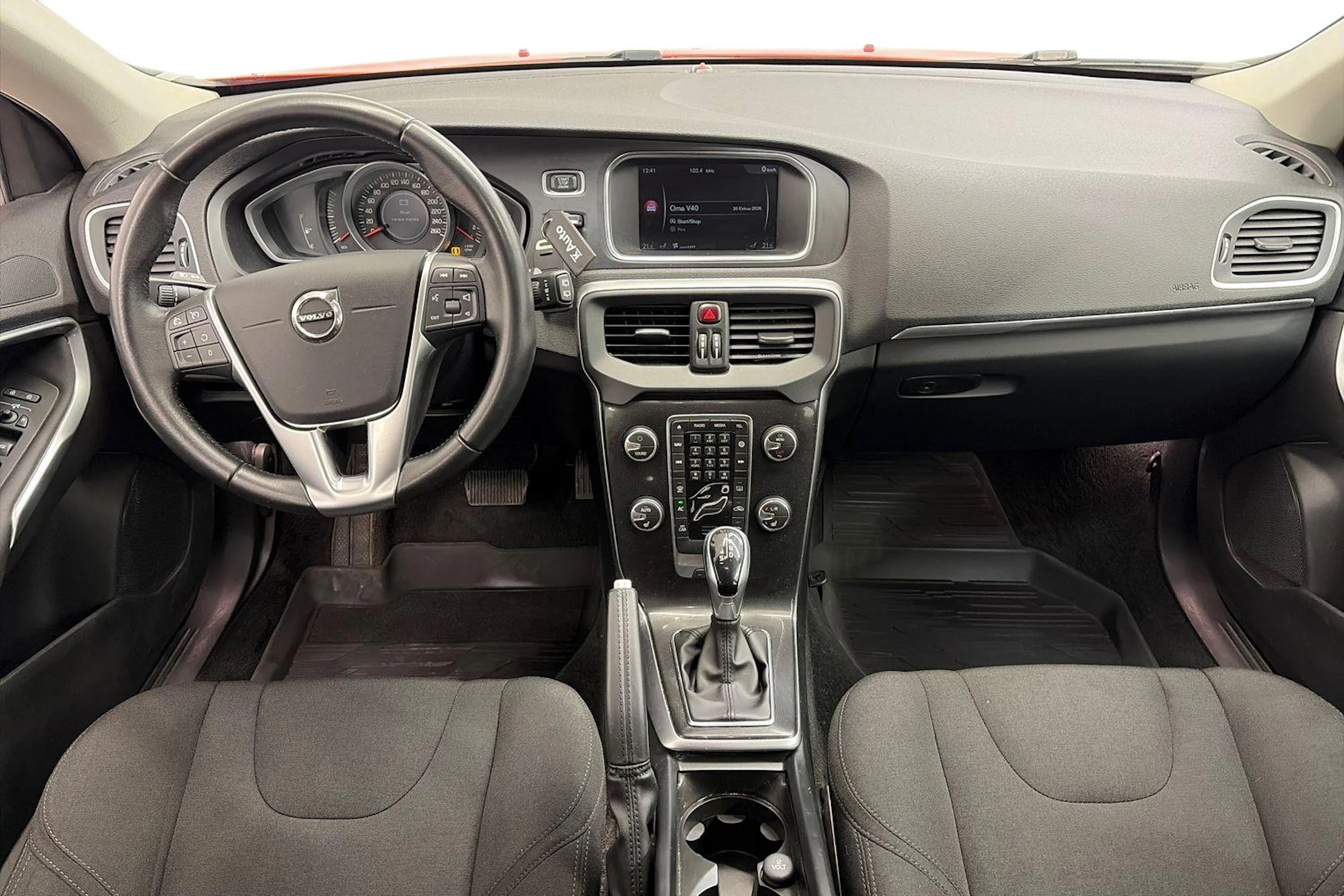 Punainen Volvo V40 2018 kuva 7.