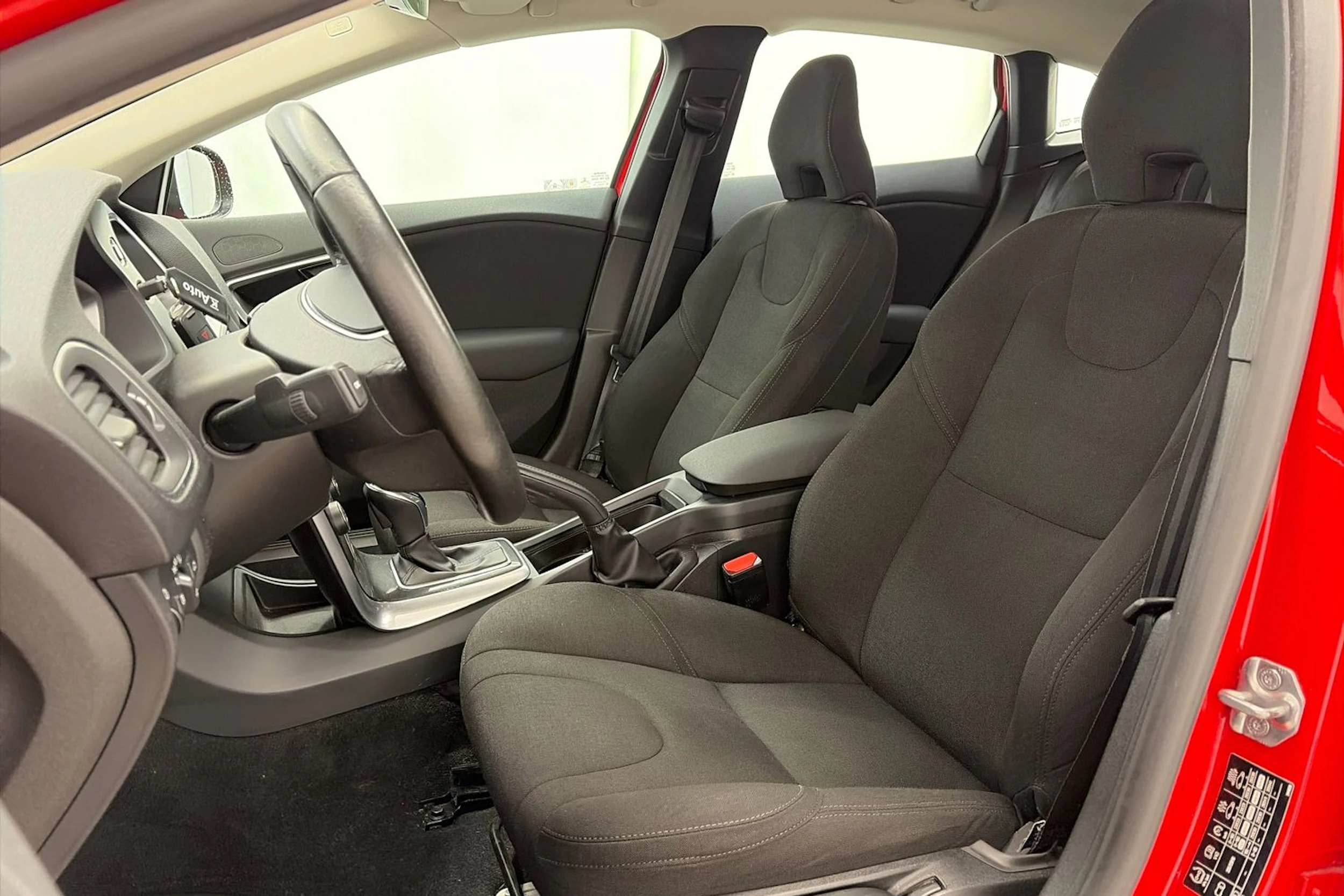 Punainen Volvo V40 2018 kuva 12.