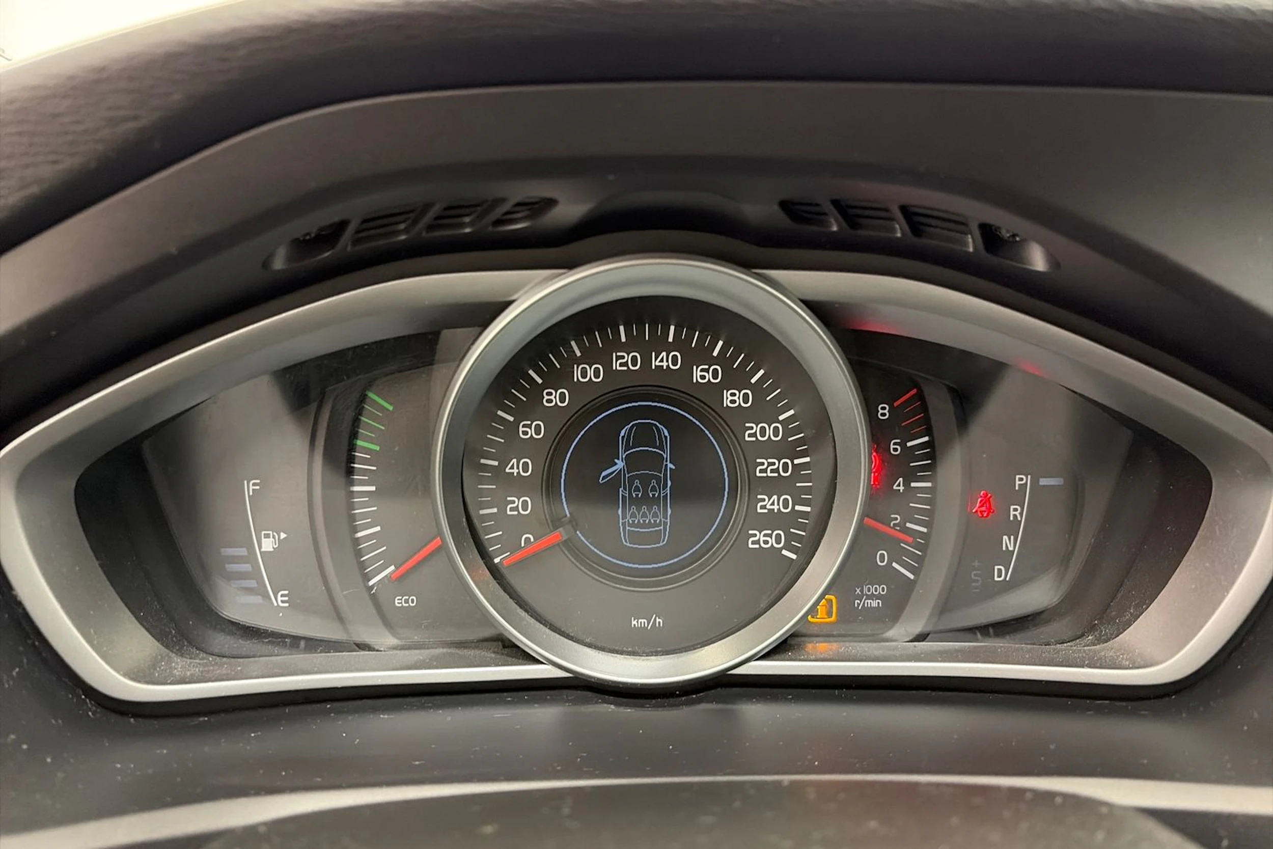 Punainen Volvo V40 2018 kuva 13.