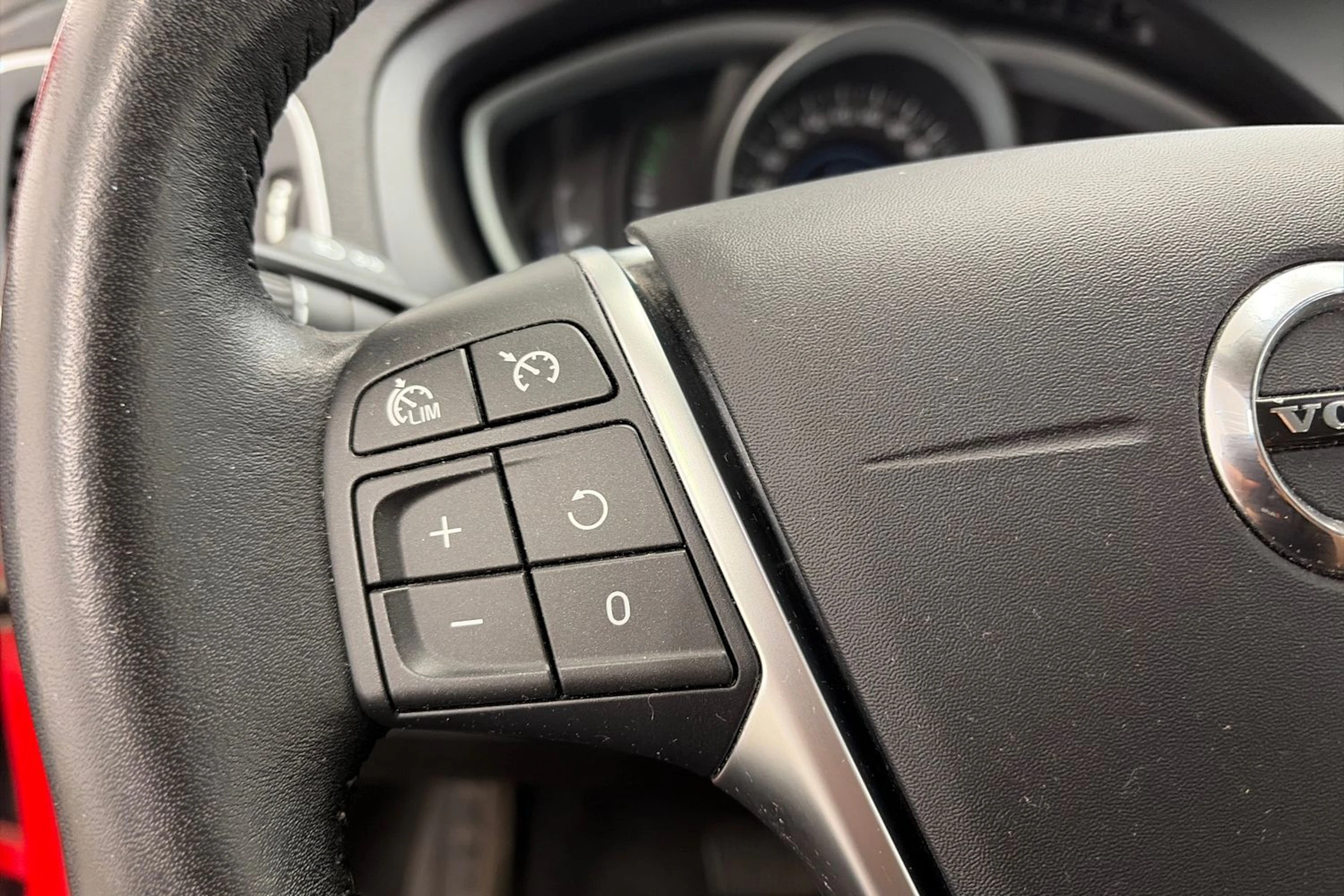 Punainen Volvo V40 2018 kuva 14.