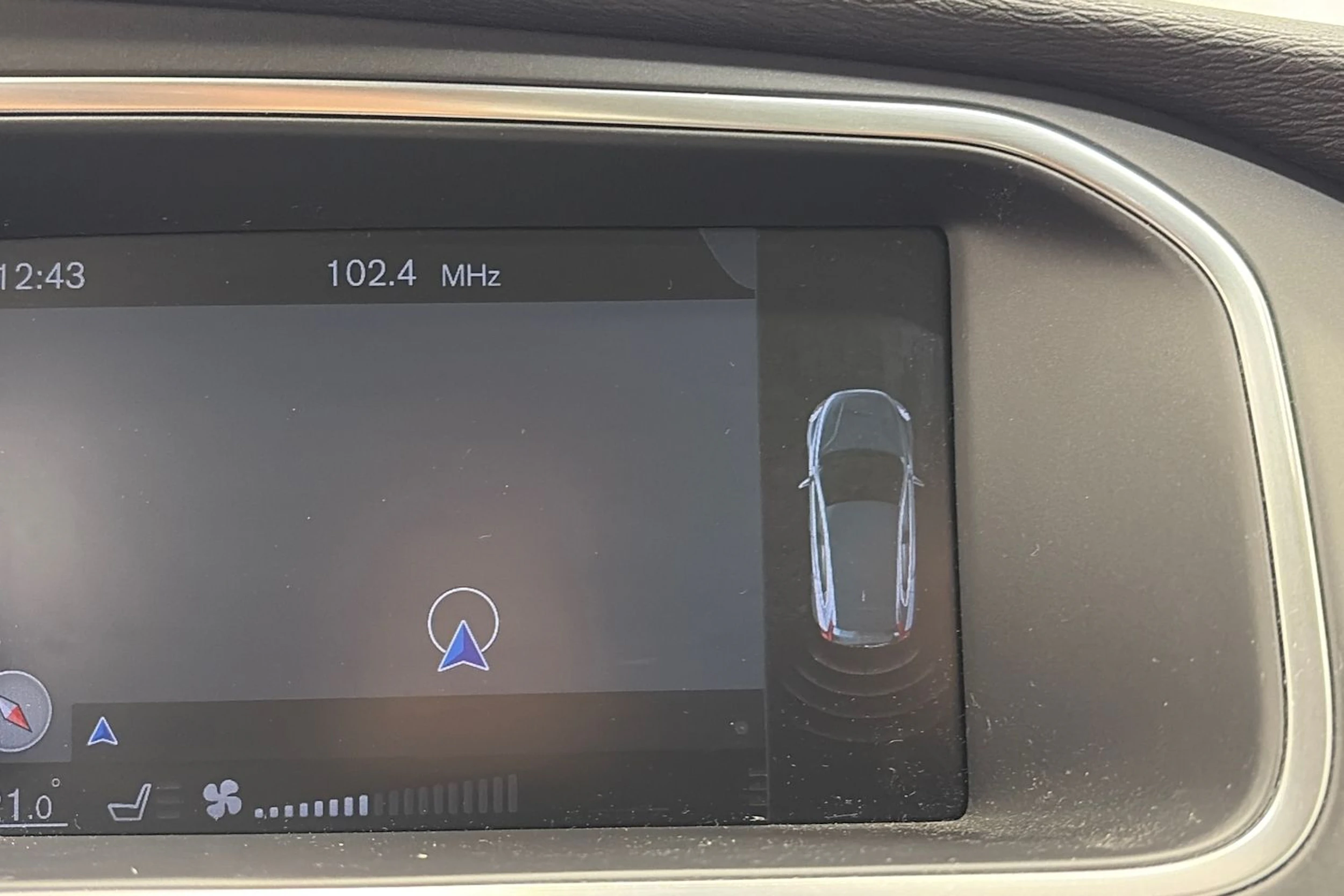 Punainen Volvo V40 2018 kuva 16.