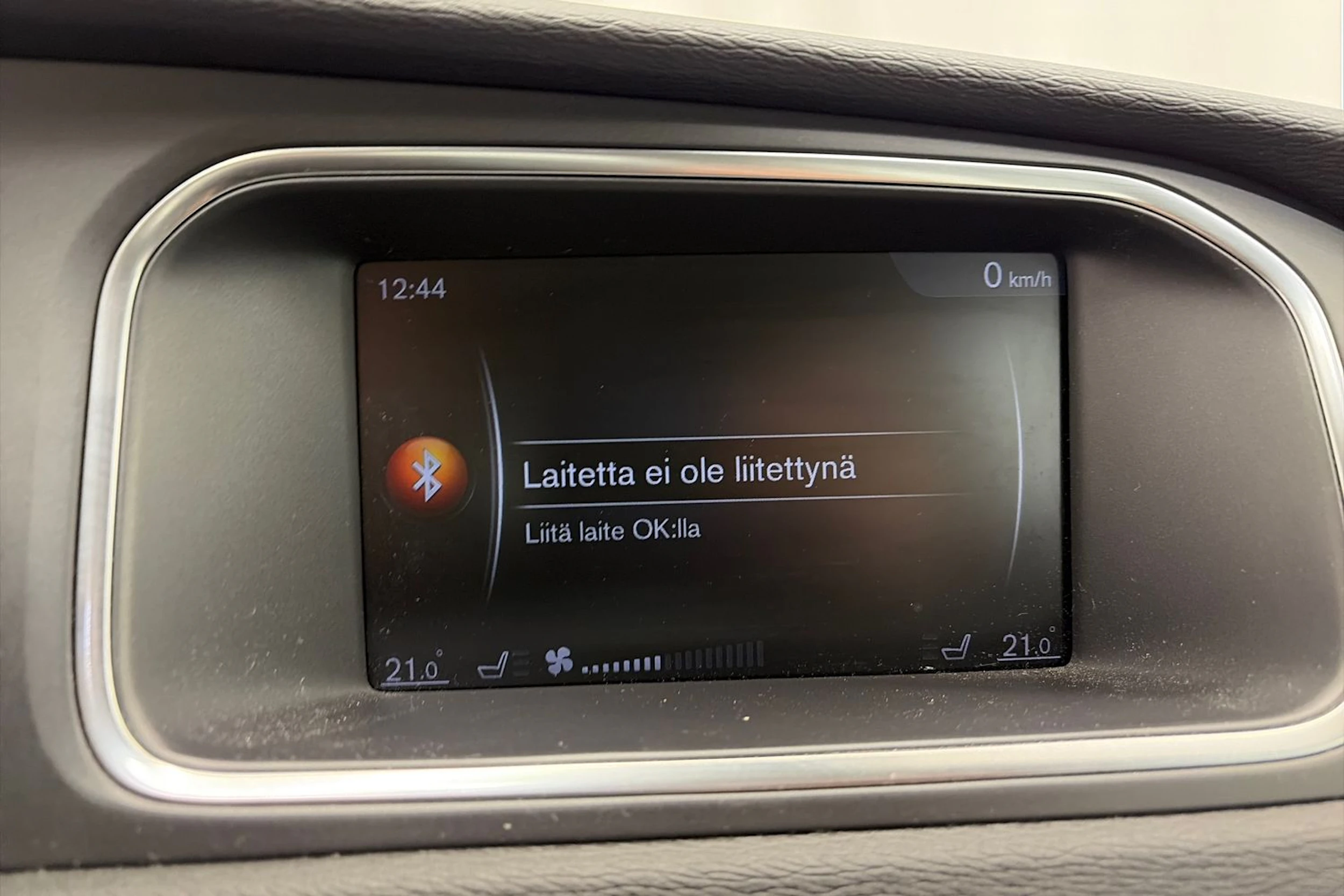 Punainen Volvo V40 2018 kuva 17.