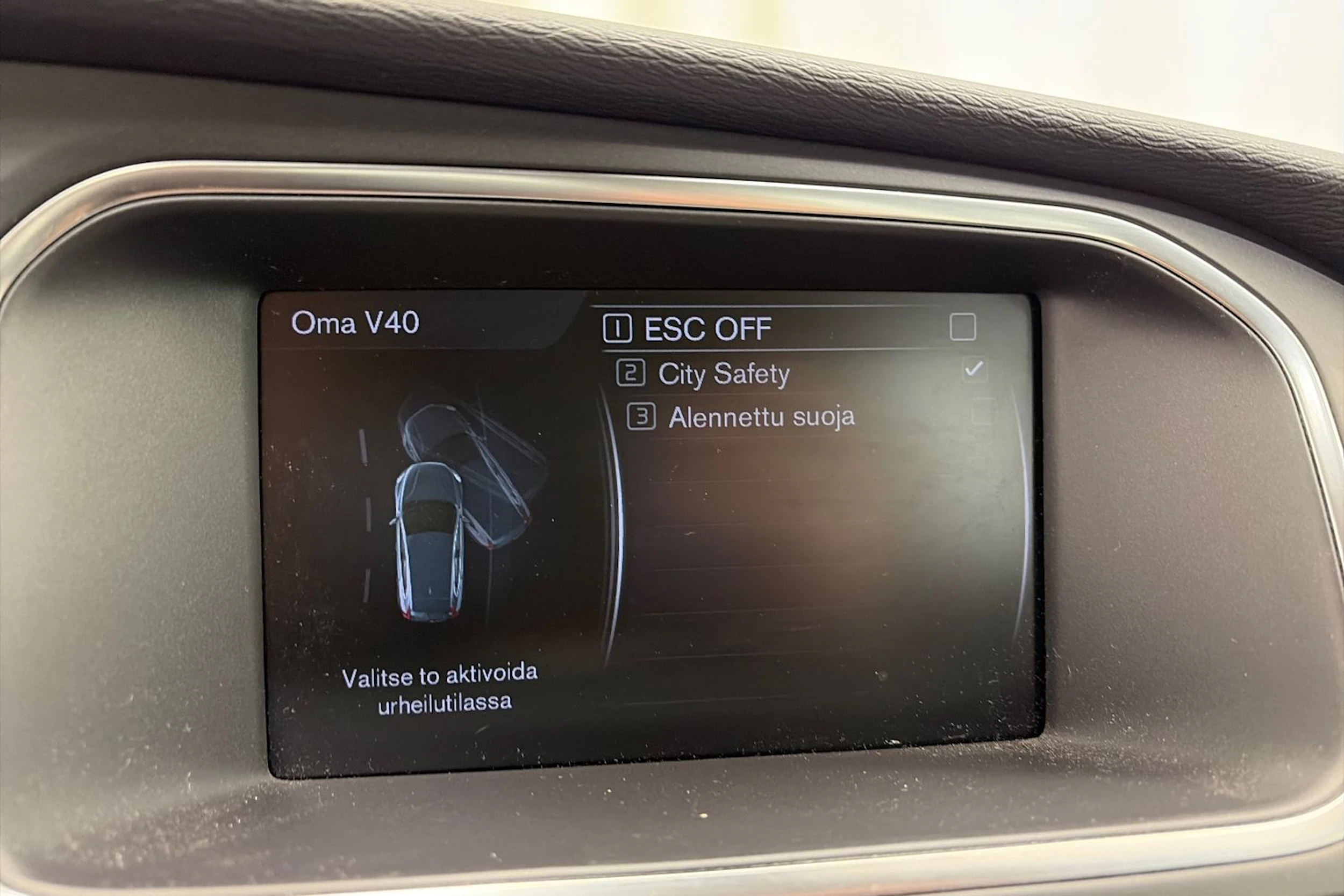 Punainen Volvo V40 2018 kuva 18.