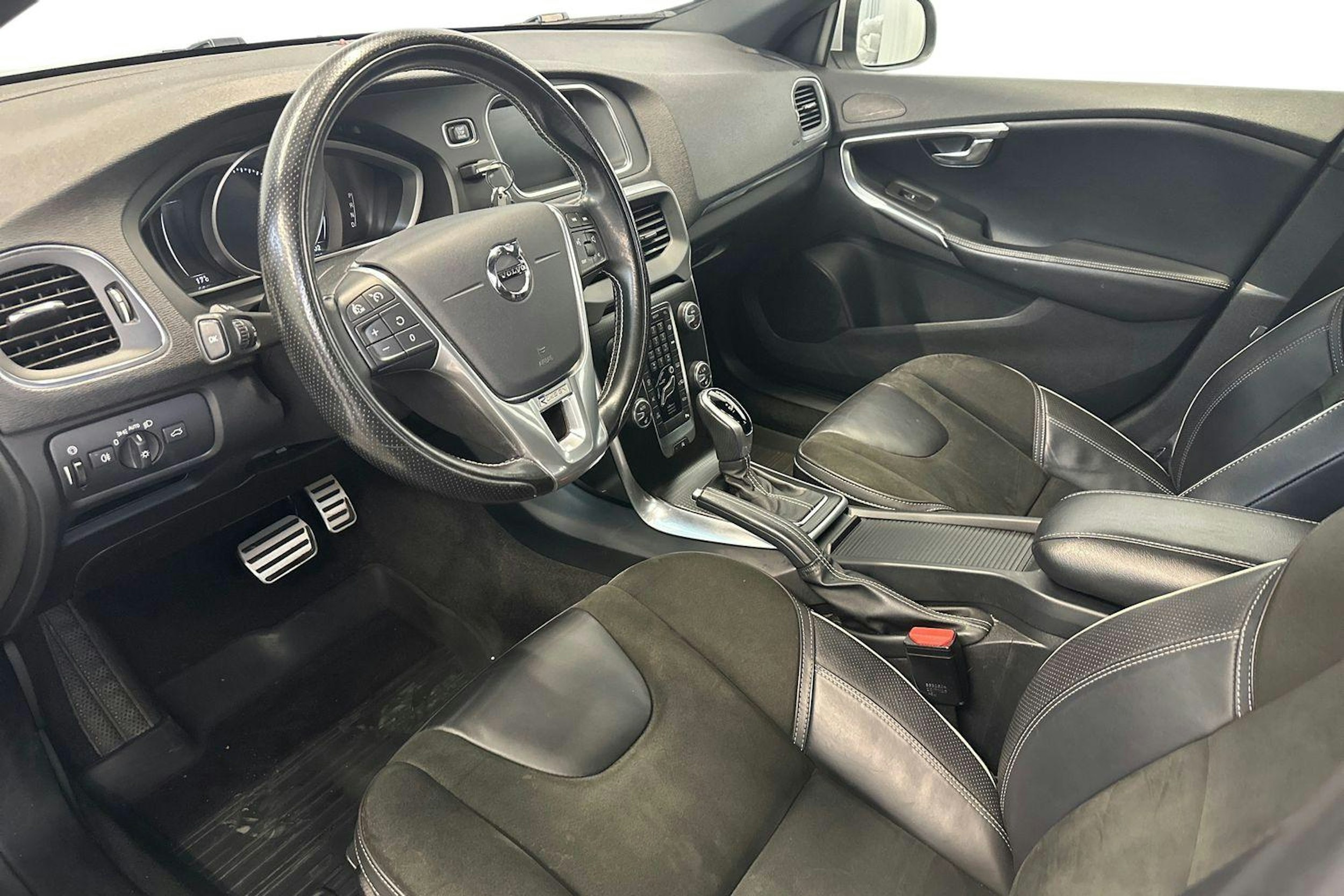 valkoinen Volvo V40 2018 kuva 6.
