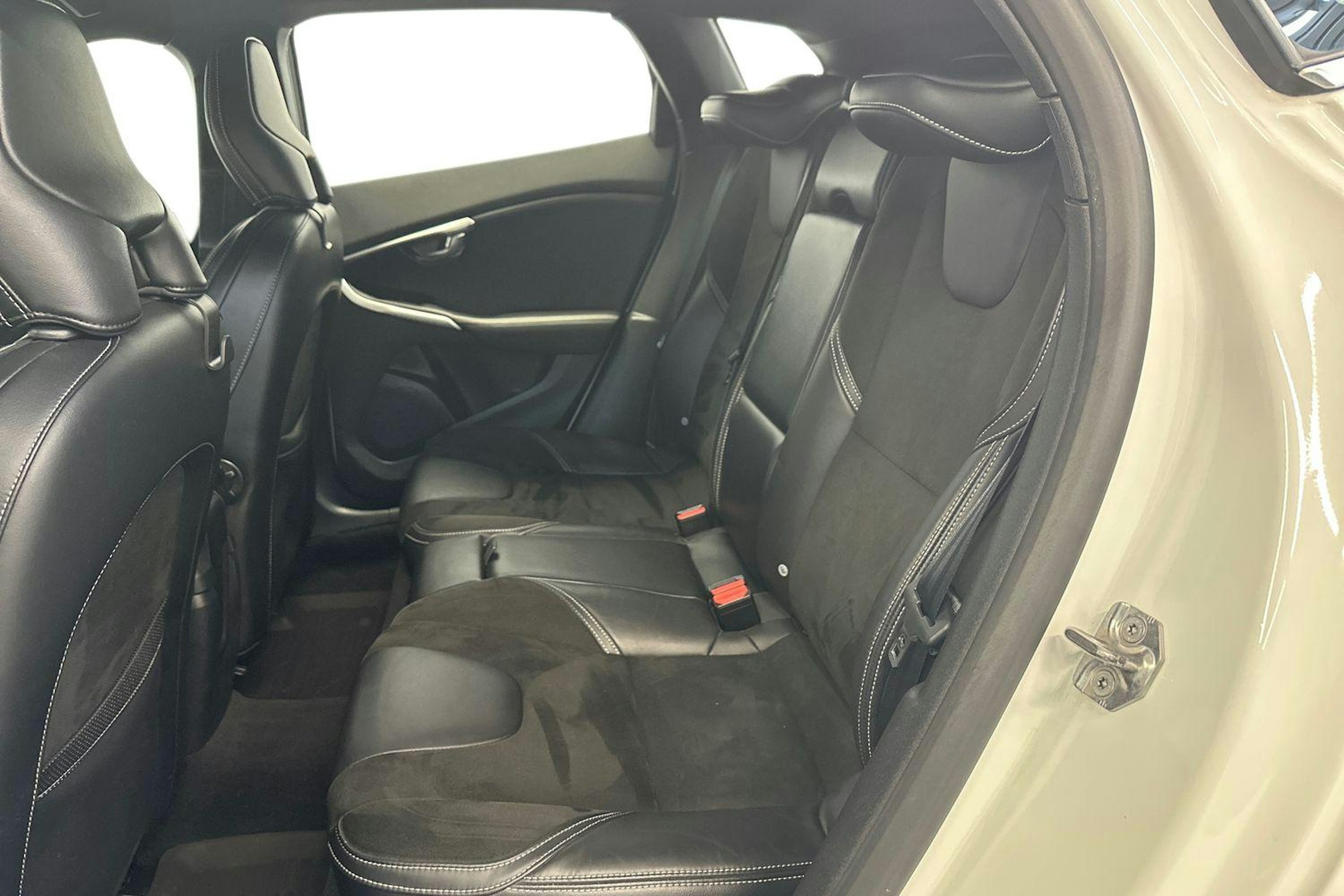 valkoinen Volvo V40 2018 kuva 8.