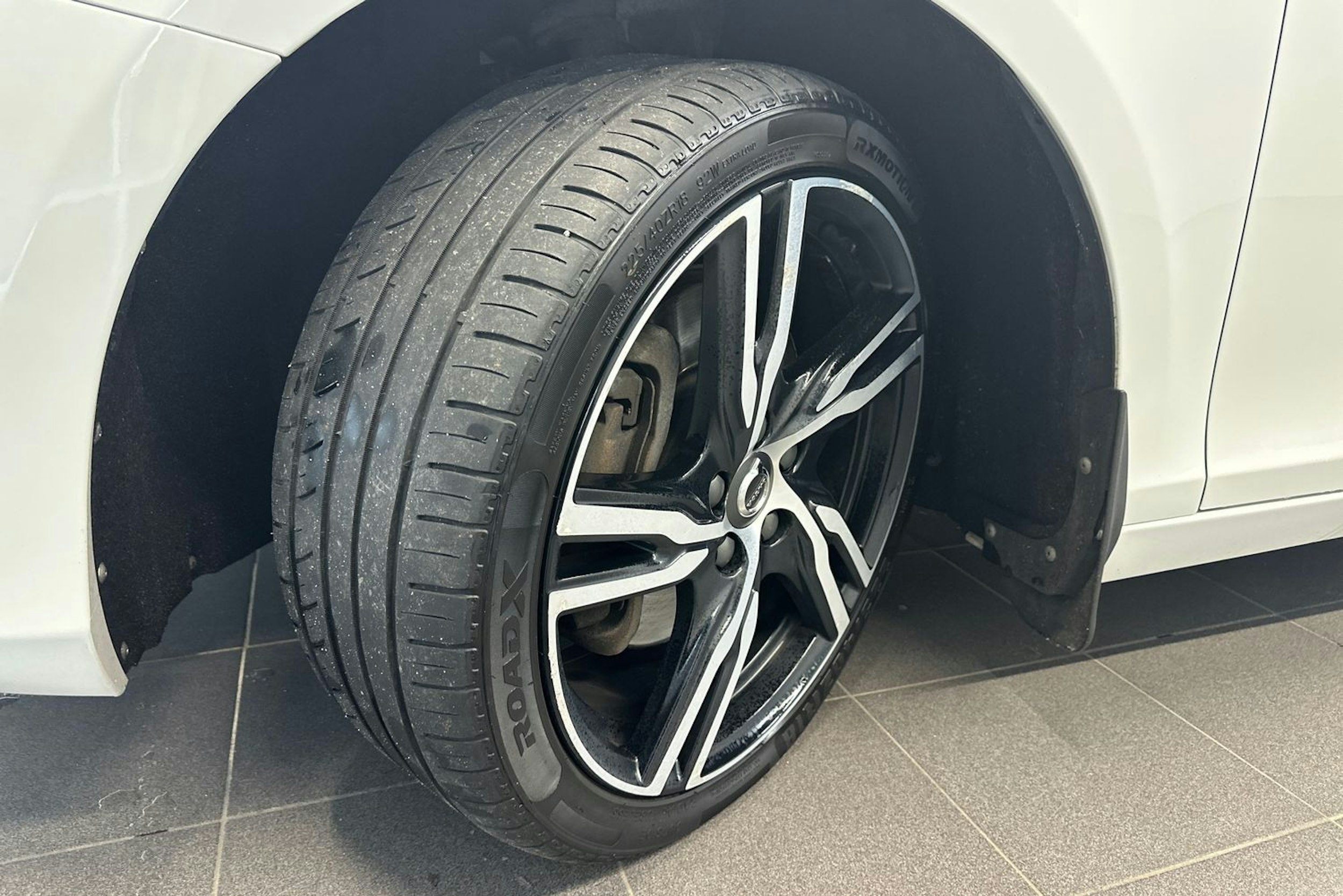 valkoinen Volvo V40 2018 kuva 9.