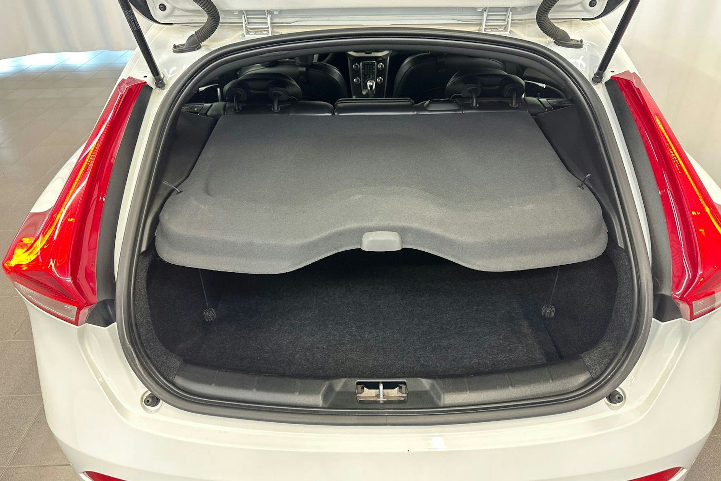 valkoinen Volvo V40 2018 kuva 11.