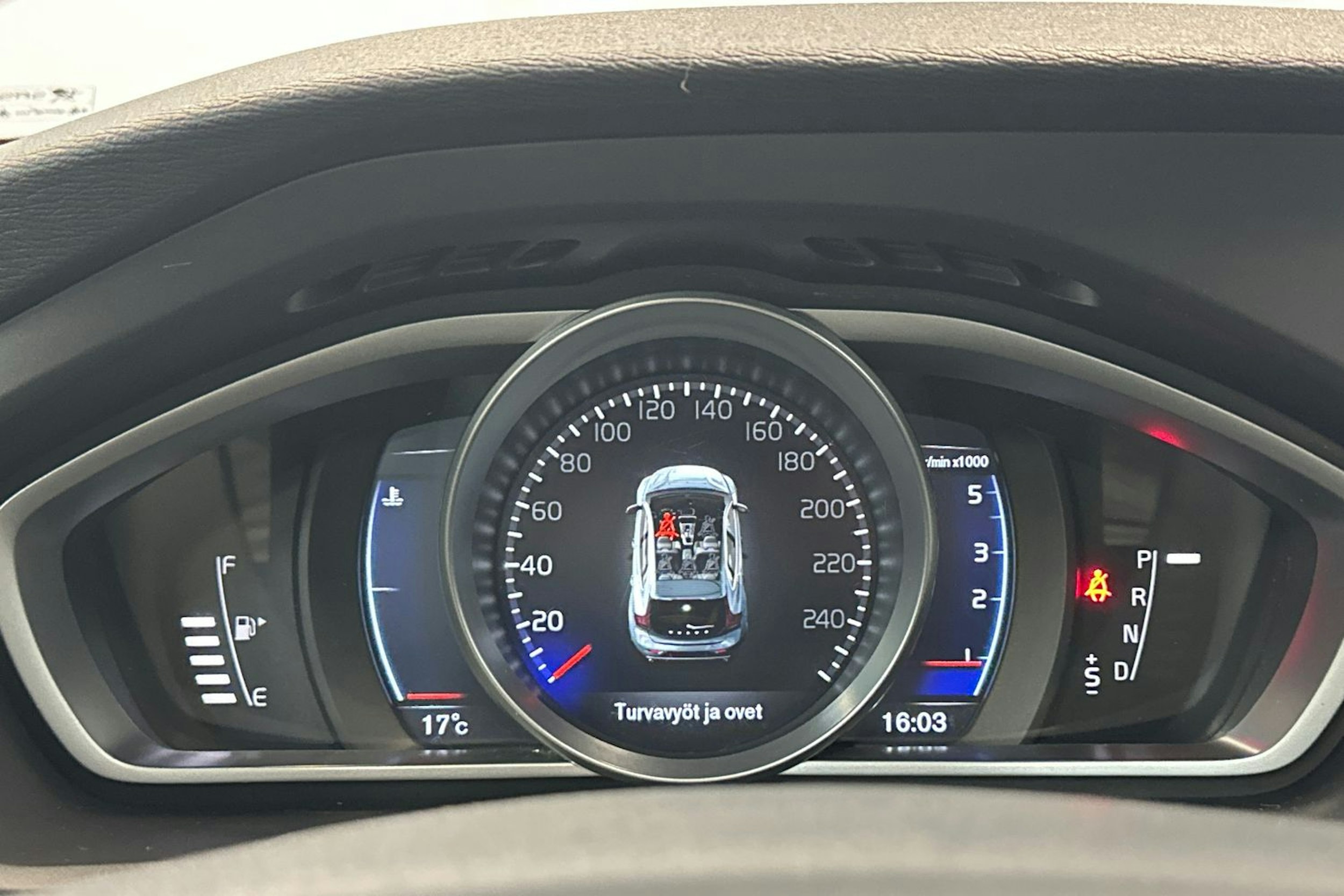valkoinen Volvo V40 2018 kuva 12.