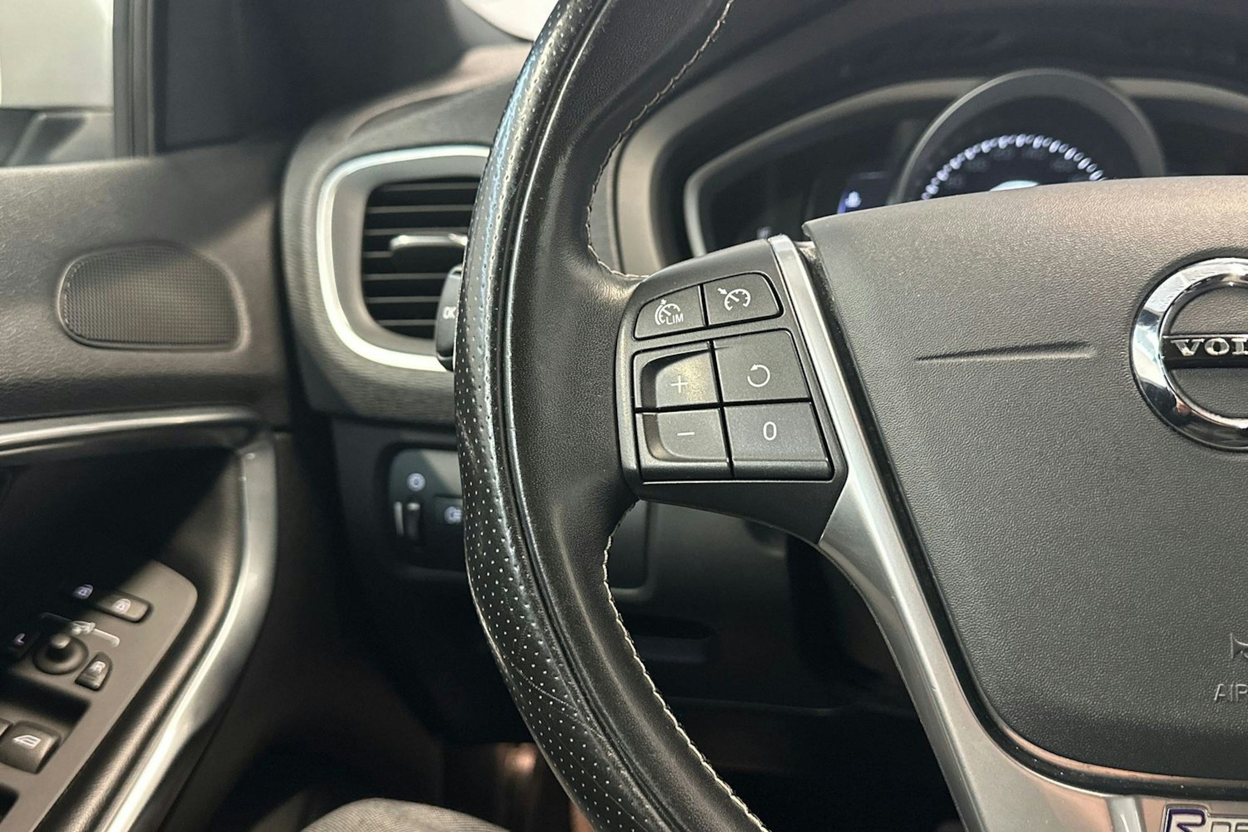 valkoinen Volvo V40 2018 kuva 13.