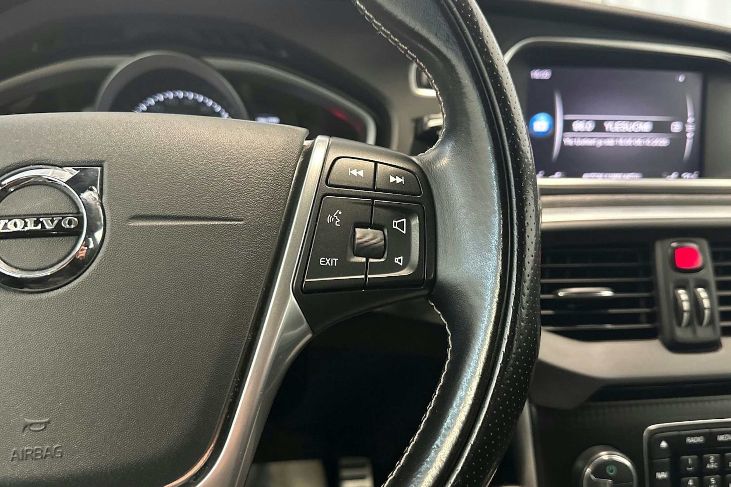 valkoinen Volvo V40 2018 kuva 14.