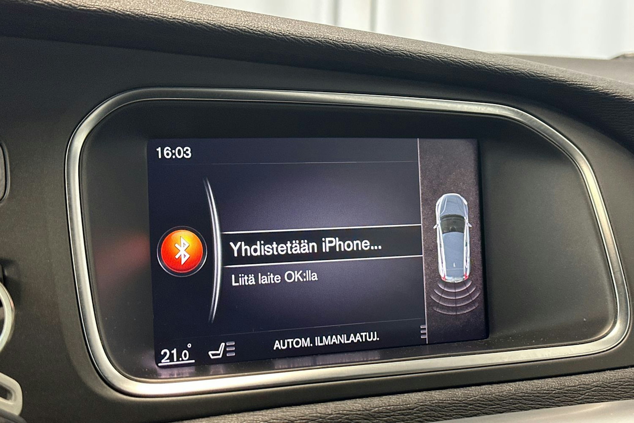 valkoinen Volvo V40 2018 kuva 16.