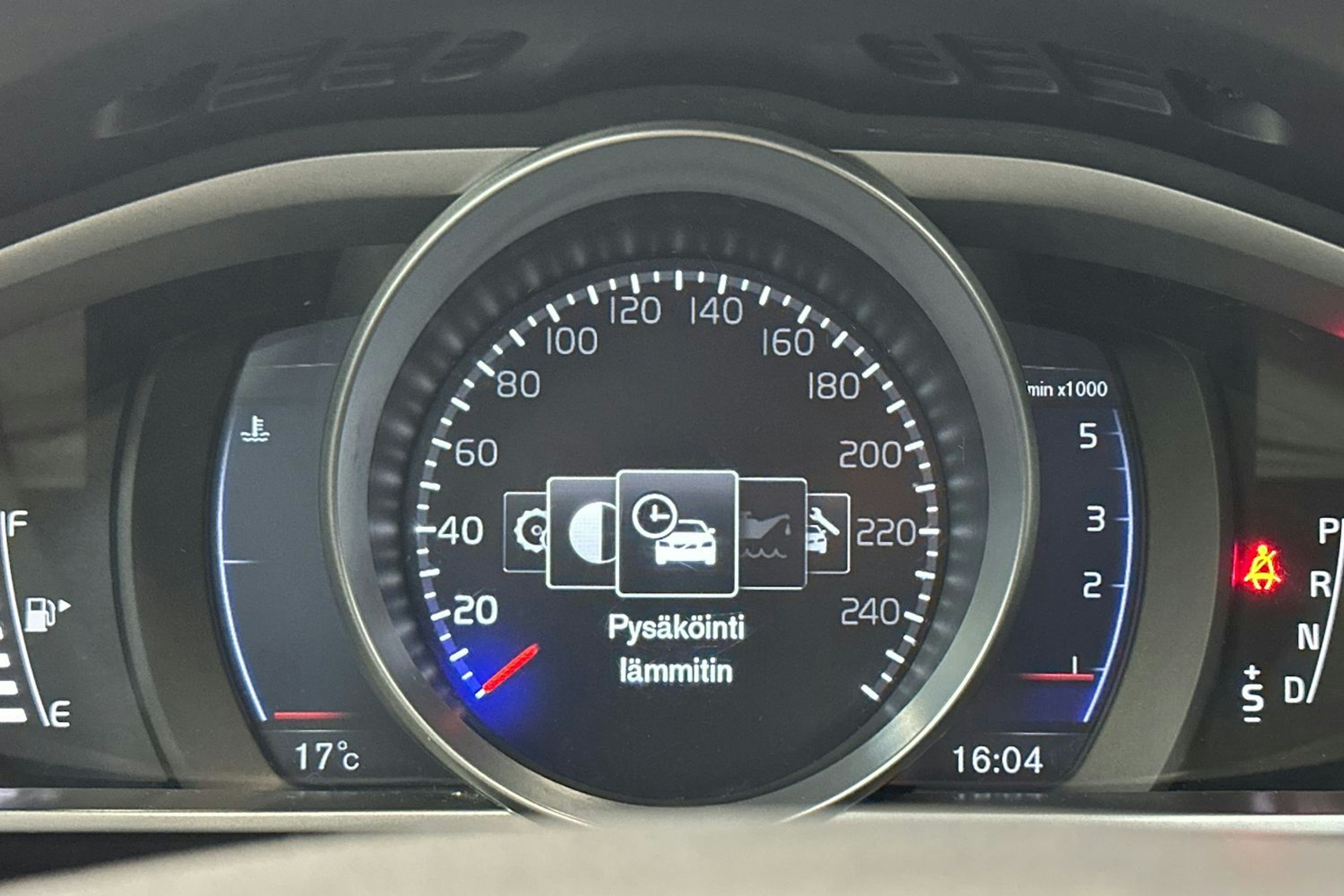 valkoinen Volvo V40 2018 kuva 17.