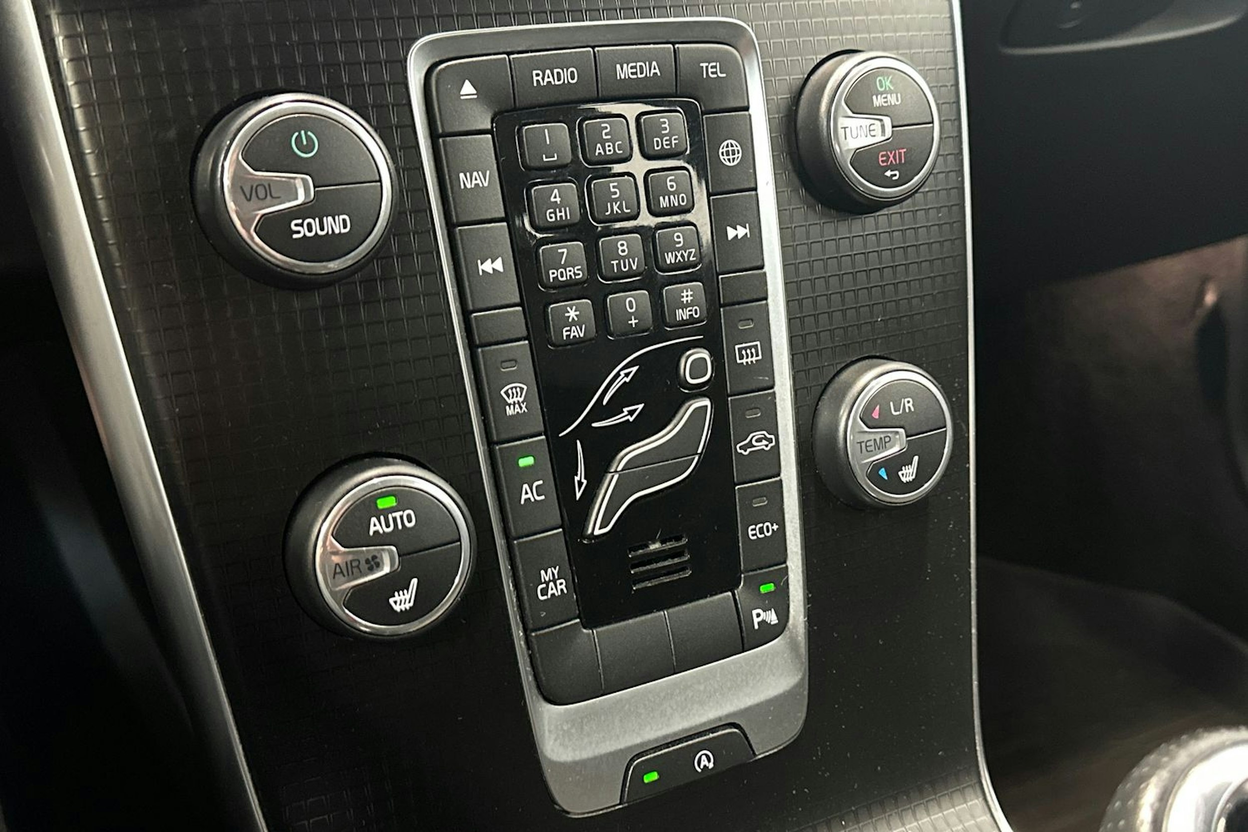 valkoinen Volvo V40 2018 kuva 18.