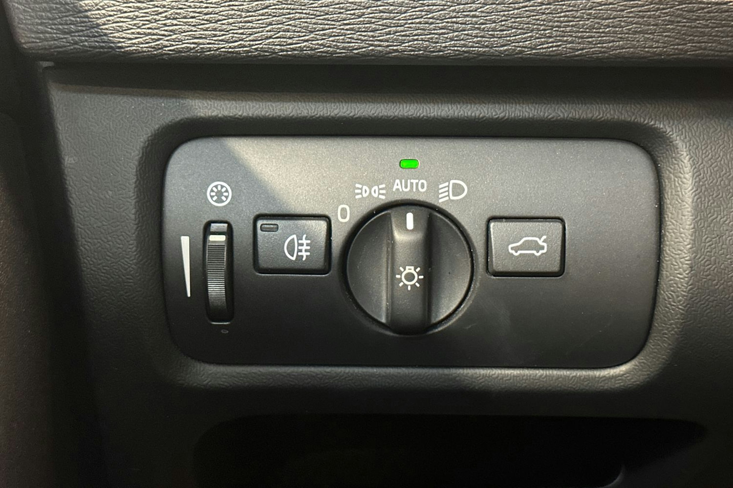 valkoinen Volvo V40 2018 kuva 19.