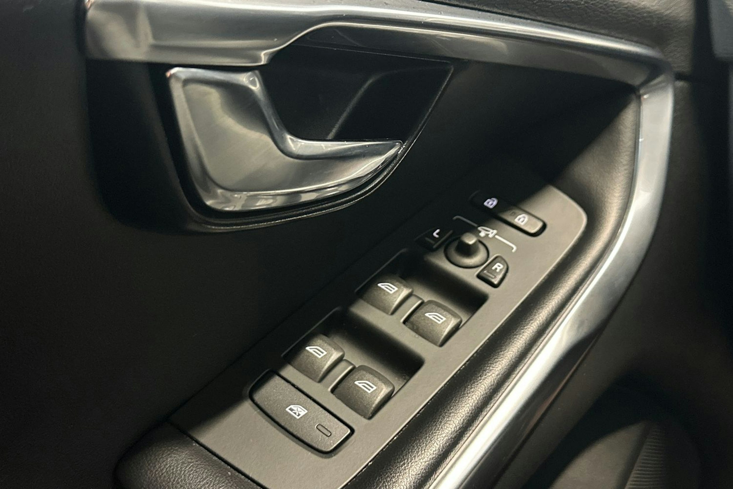 valkoinen Volvo V40 2018 kuva 20.