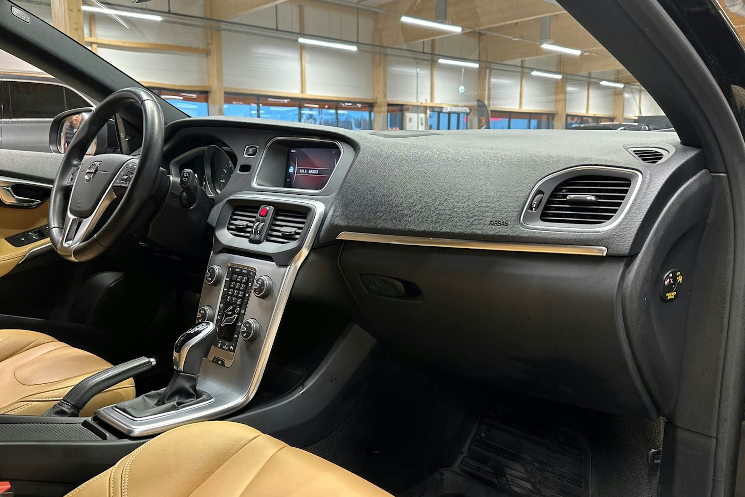 musta Volvo V40 2018 kuva 11.