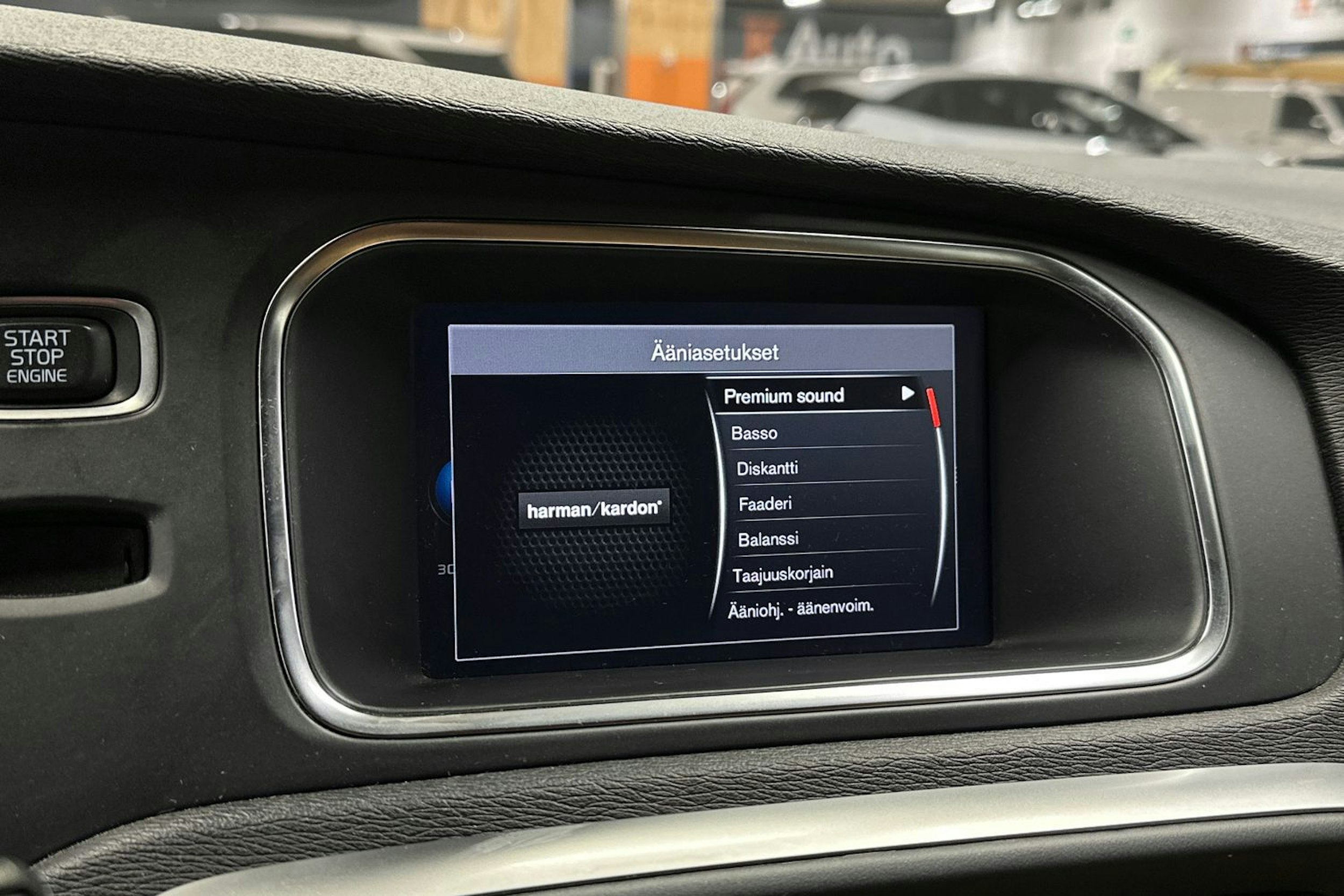 musta Volvo V40 2018 kuva 16.