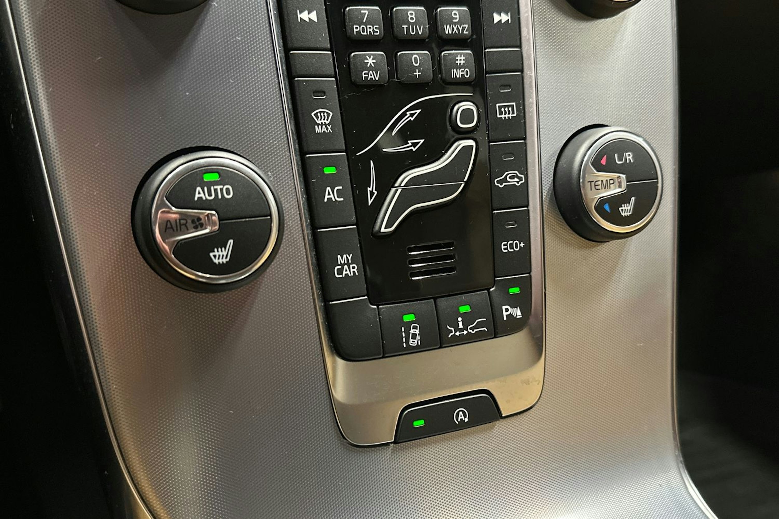 musta Volvo V40 2018 kuva 22.