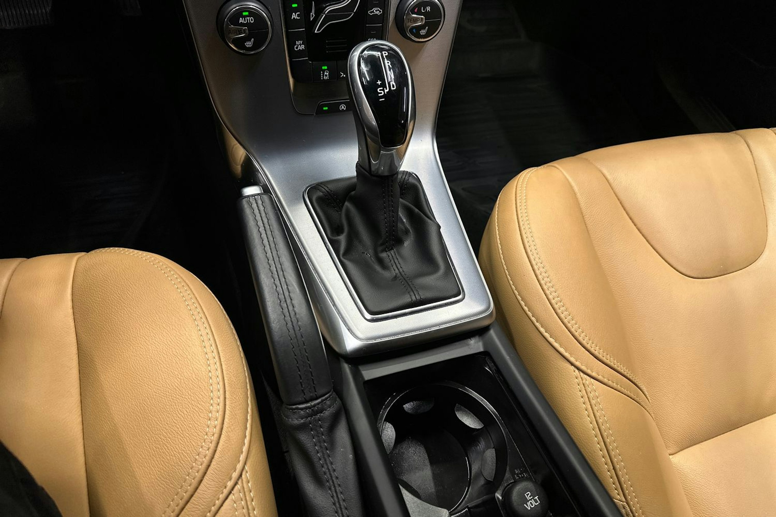 musta Volvo V40 2018 kuva 23.