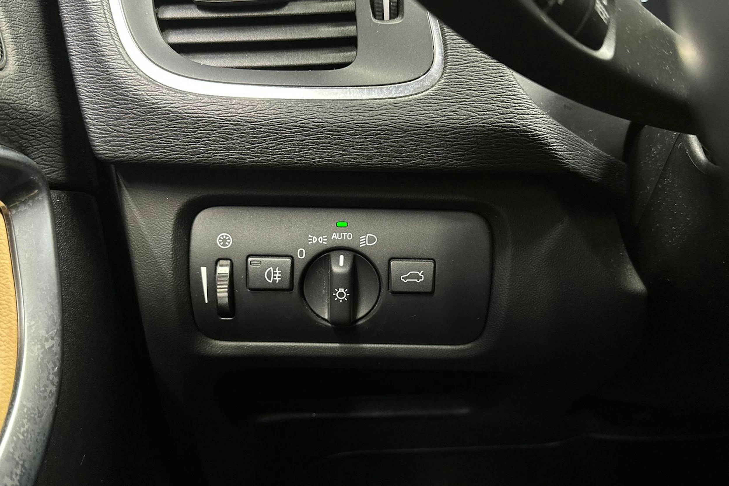 musta Volvo V40 2018 kuva 28.