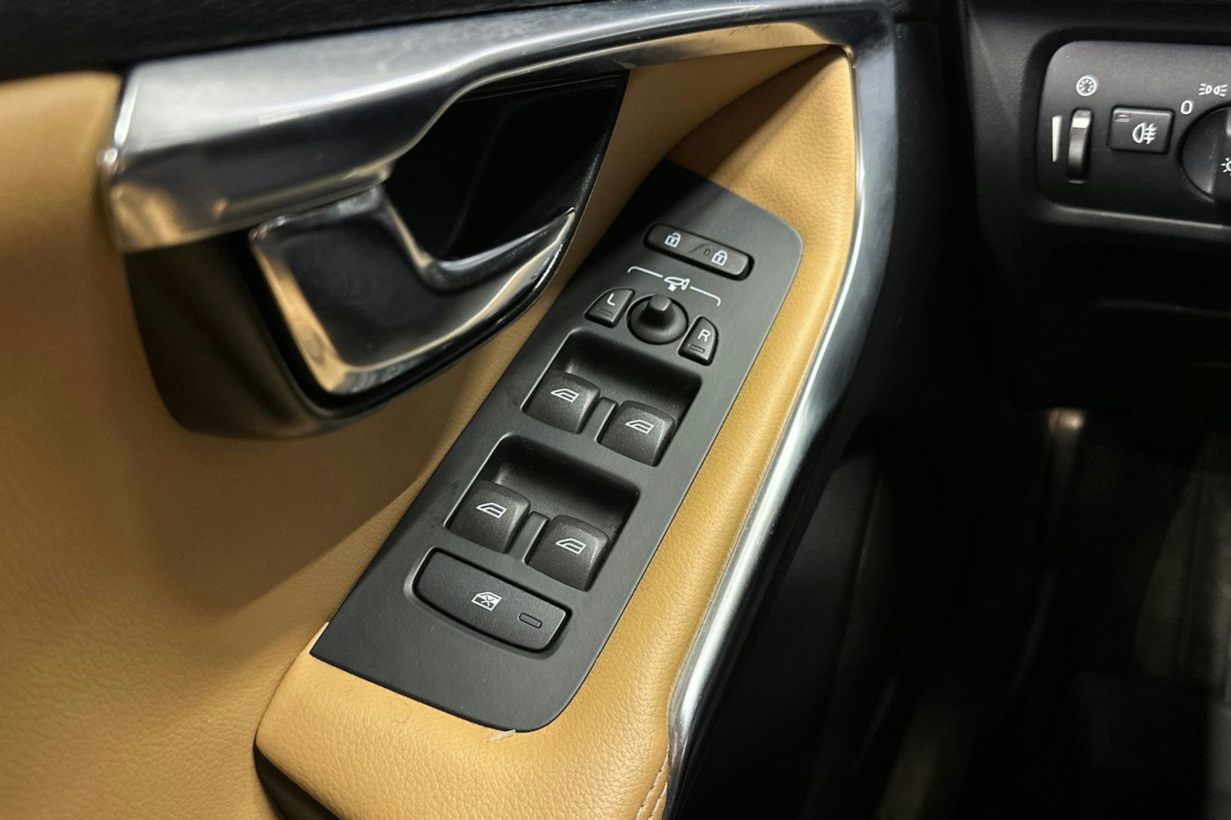 musta Volvo V40 2018 kuva 29.