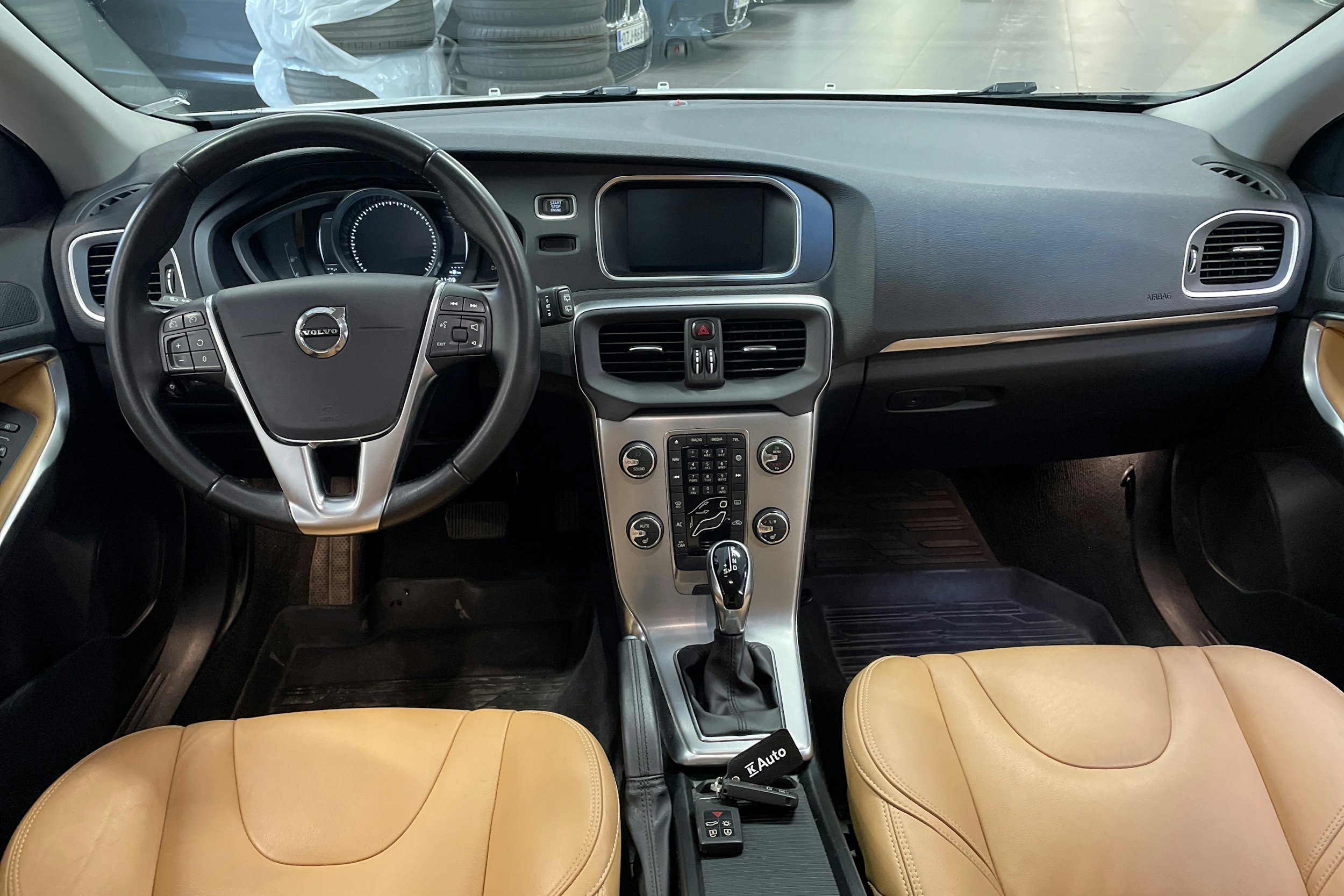 Valkoinen Volvo V40 2018 kuva 7.