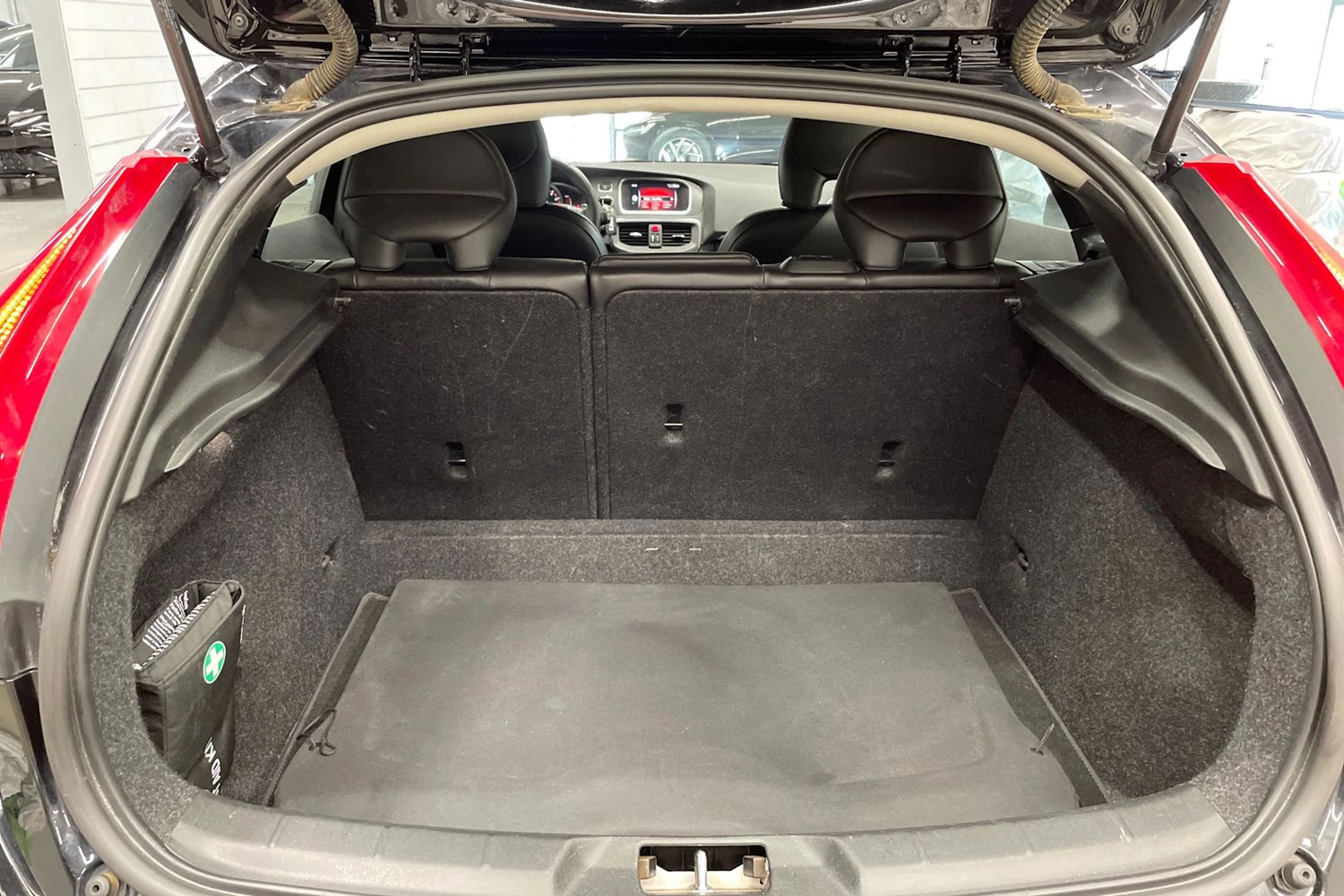 musta Volvo V40 2018 kuva 12.