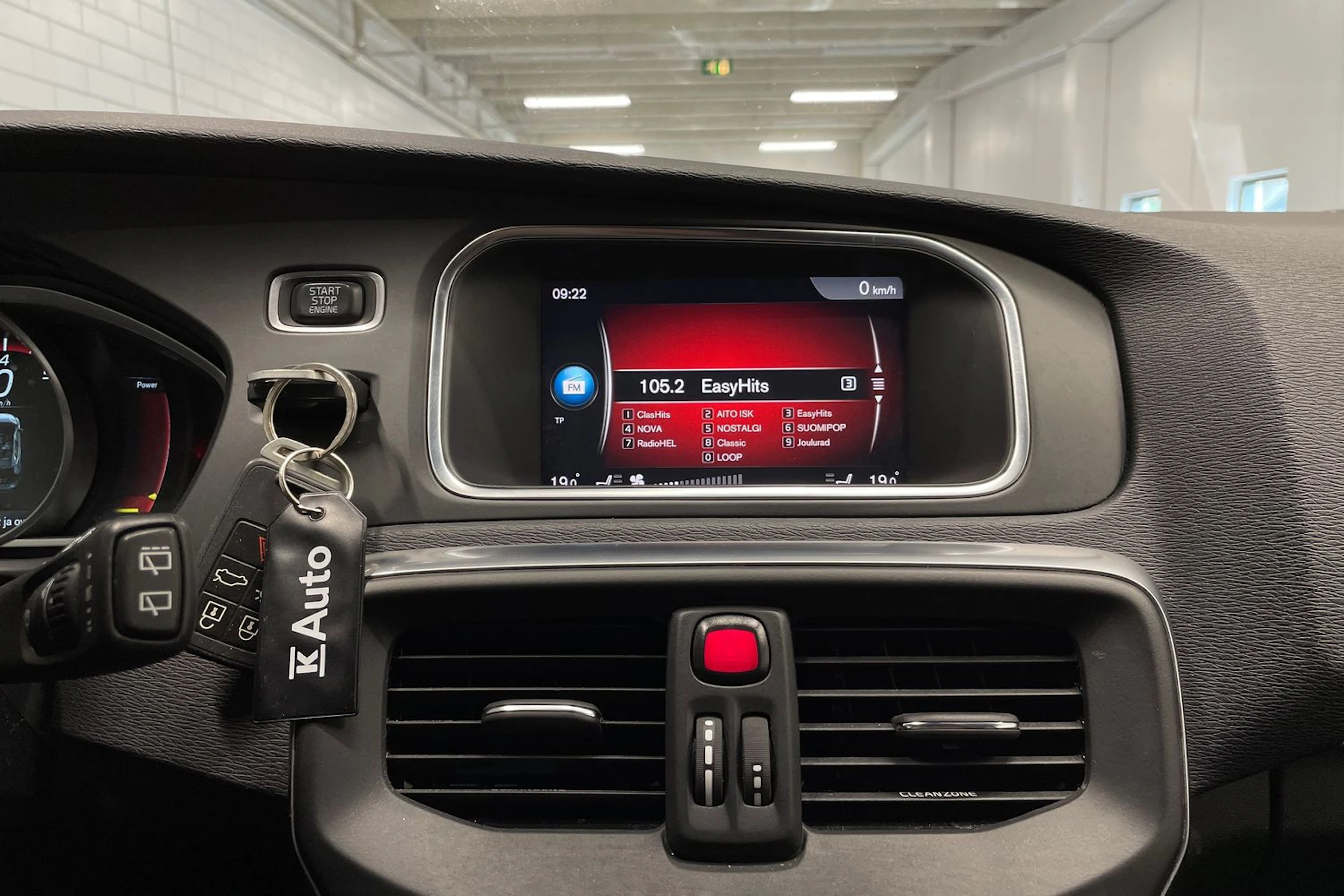 musta Volvo V40 2018 kuva 14.