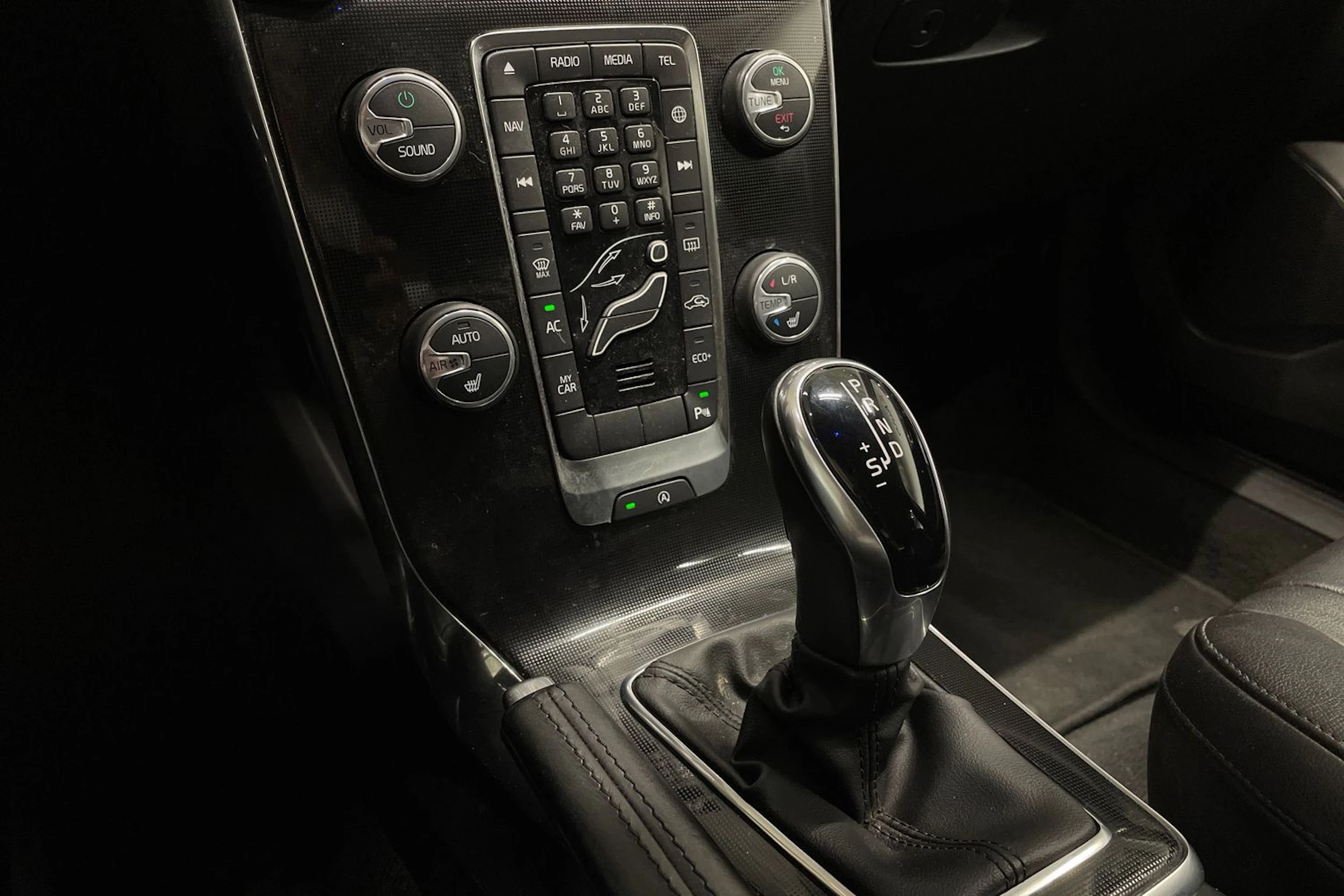 musta Volvo V40 2018 kuva 15.
