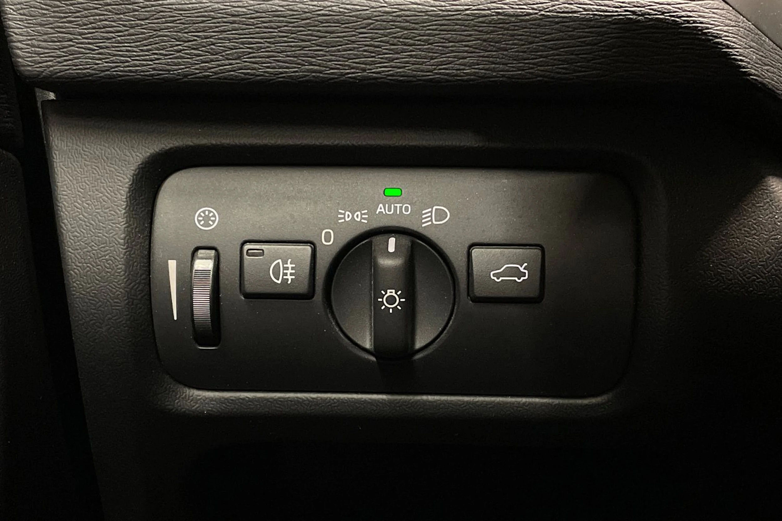 musta Volvo V40 2018 kuva 16.