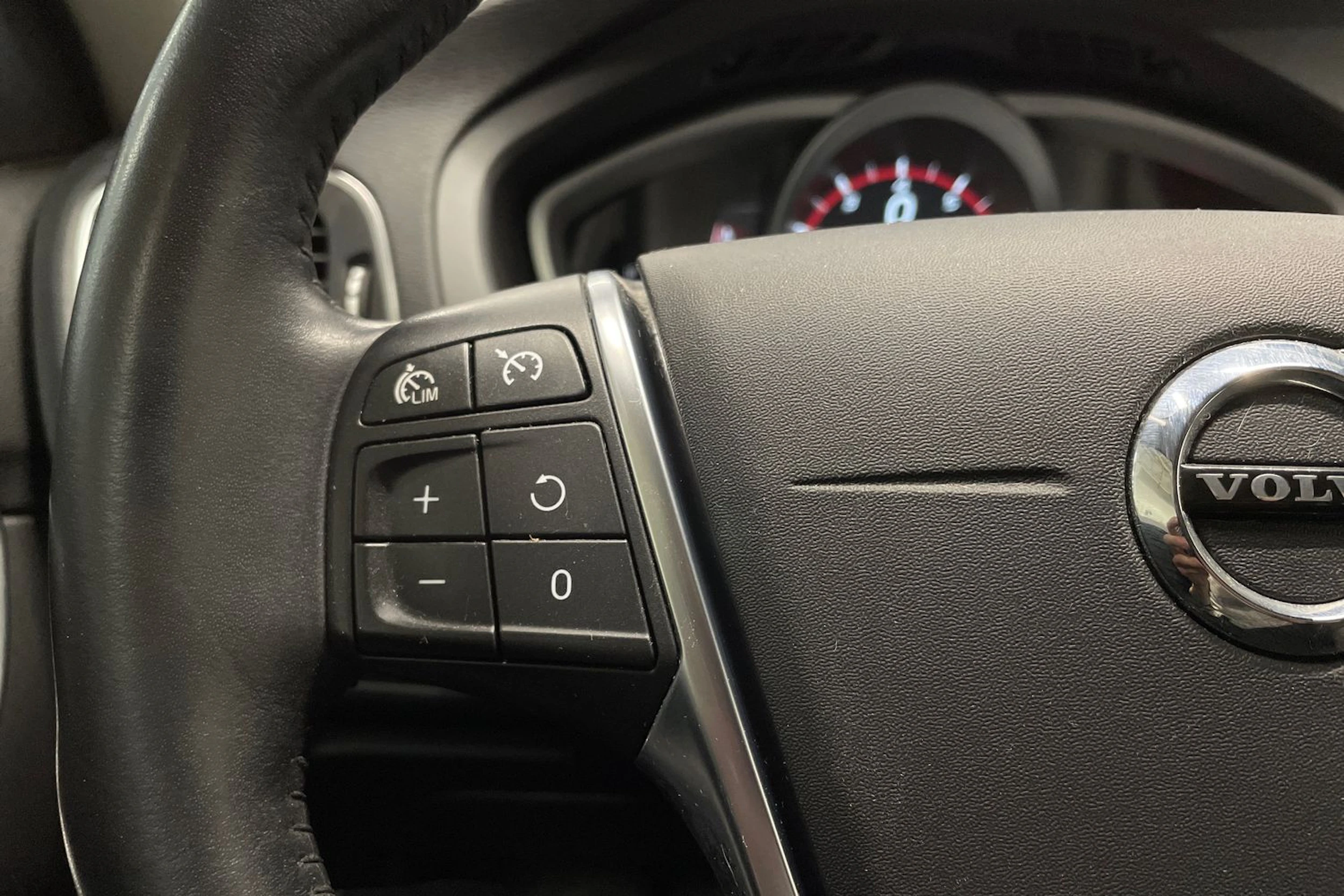 musta Volvo V40 2018 kuva 17.