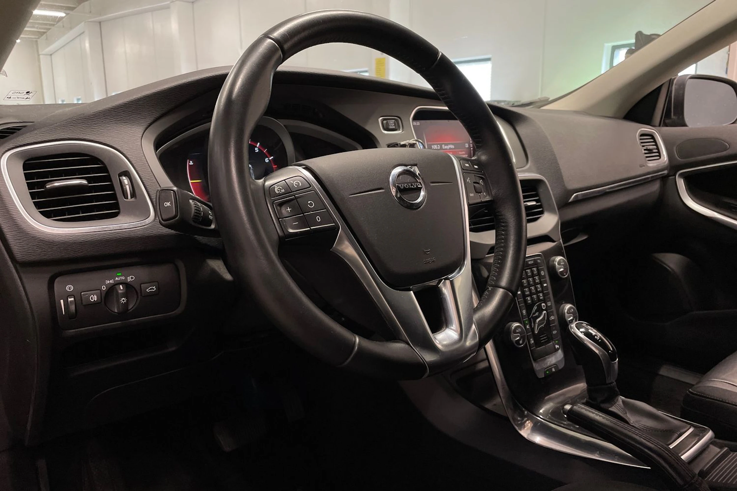 musta Volvo V40 2018 kuva 19.