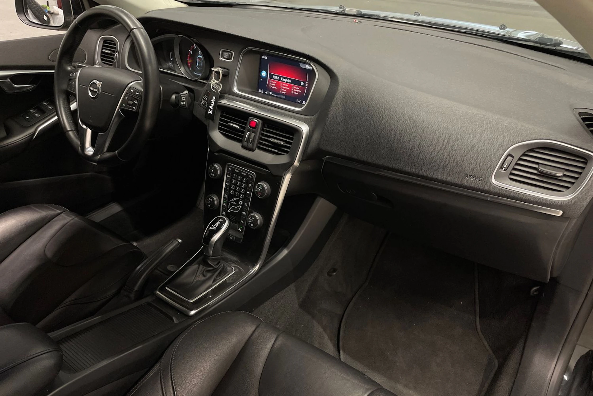 musta Volvo V40 2018 kuva 21.
