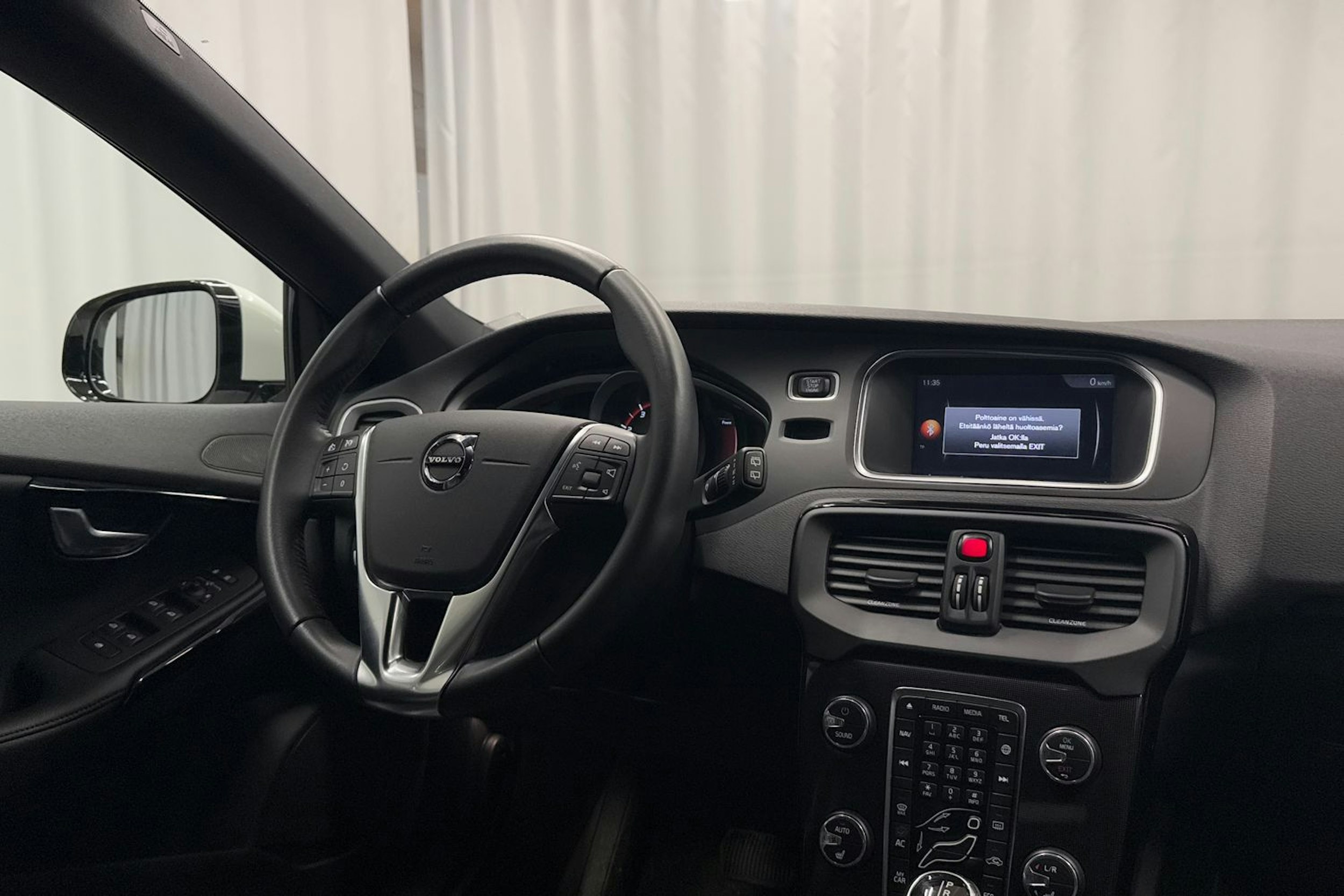 valkoinen Volvo V40 2019 kuva 8.