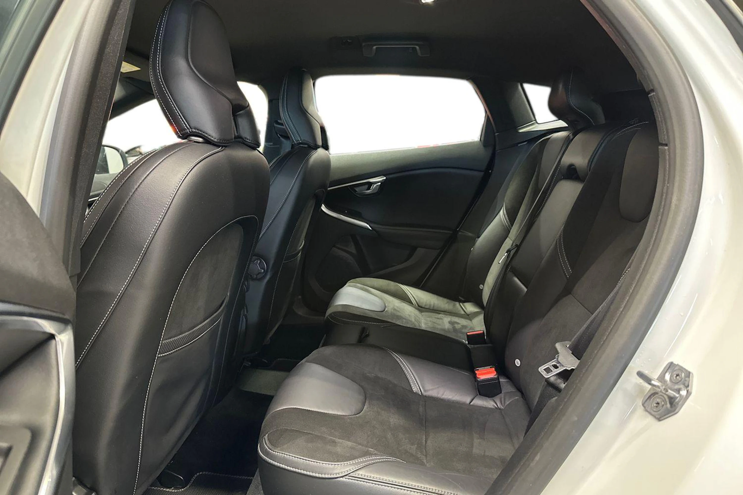 valkoinen Volvo V40 2018 kuva 8.