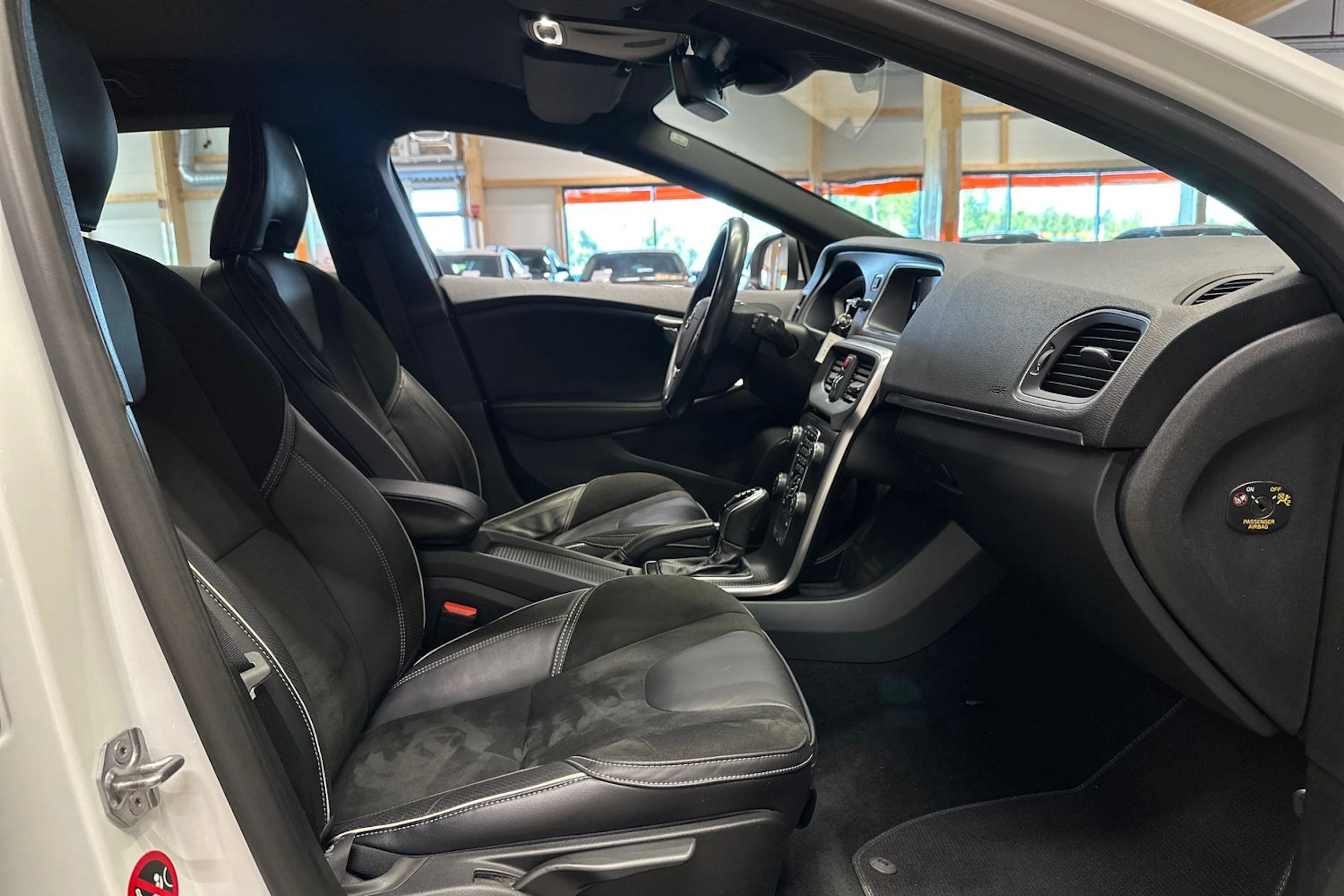 valkoinen Volvo V40 2018 kuva 11.