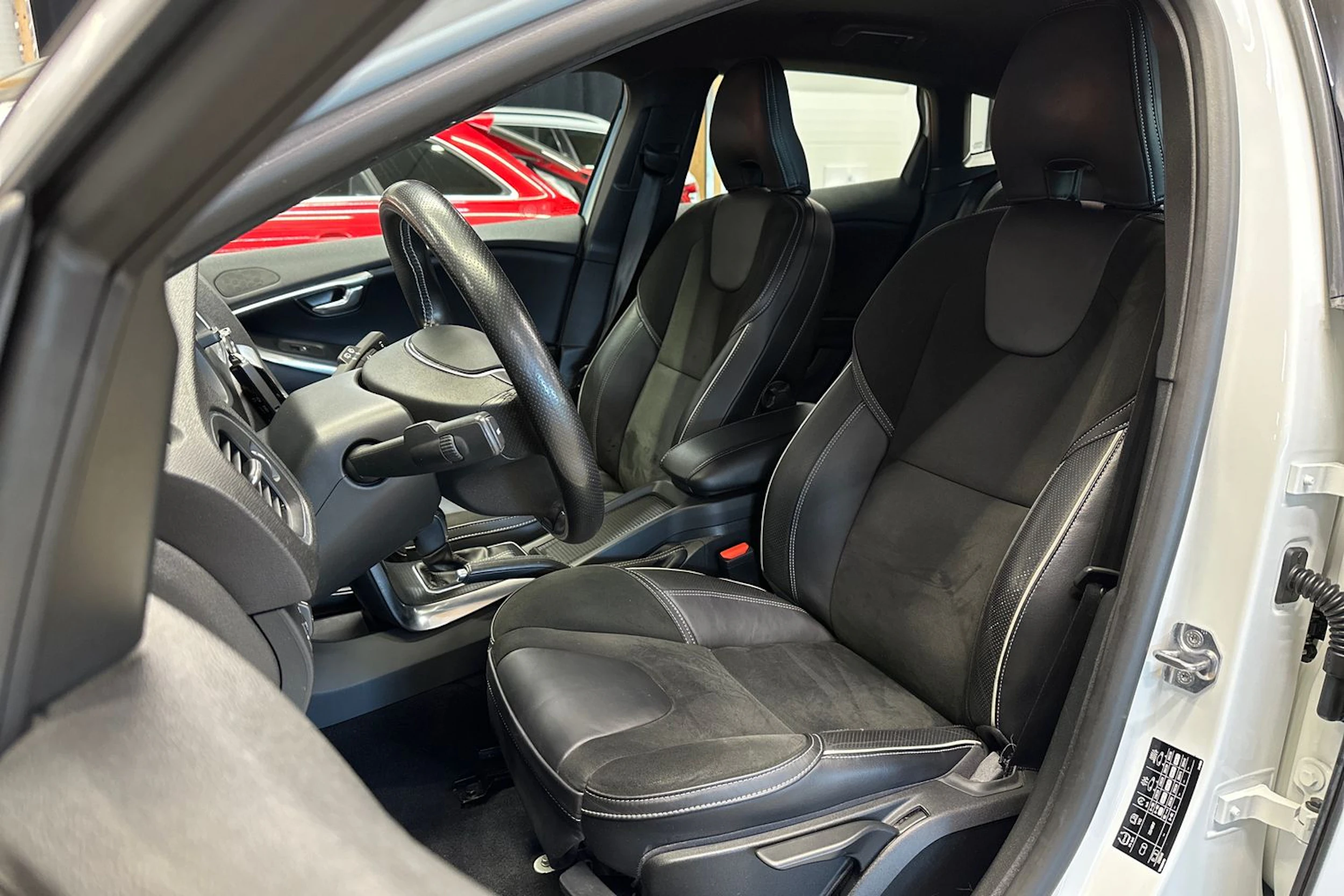 valkoinen Volvo V40 2018 kuva 12.