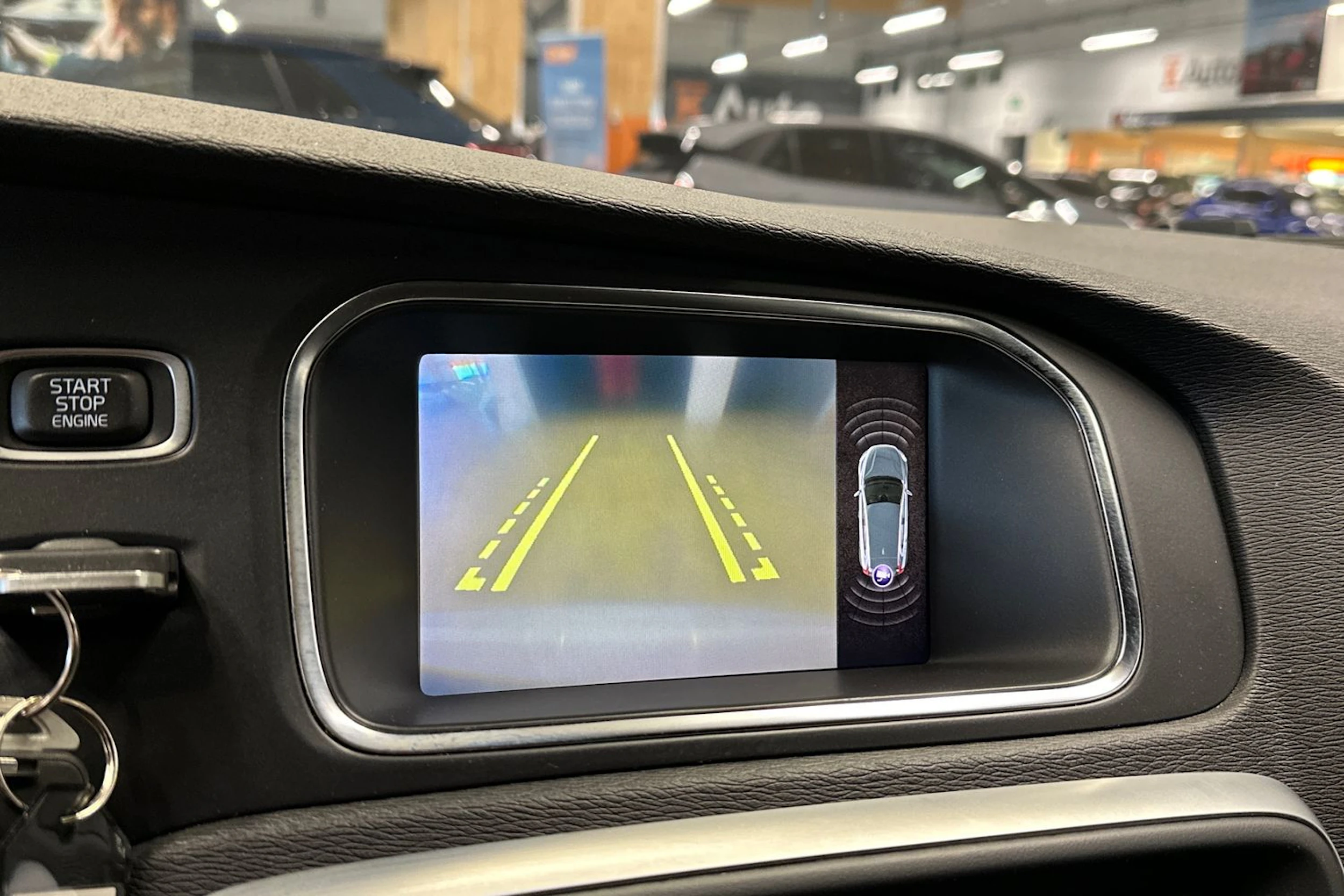 valkoinen Volvo V40 2018 kuva 13.