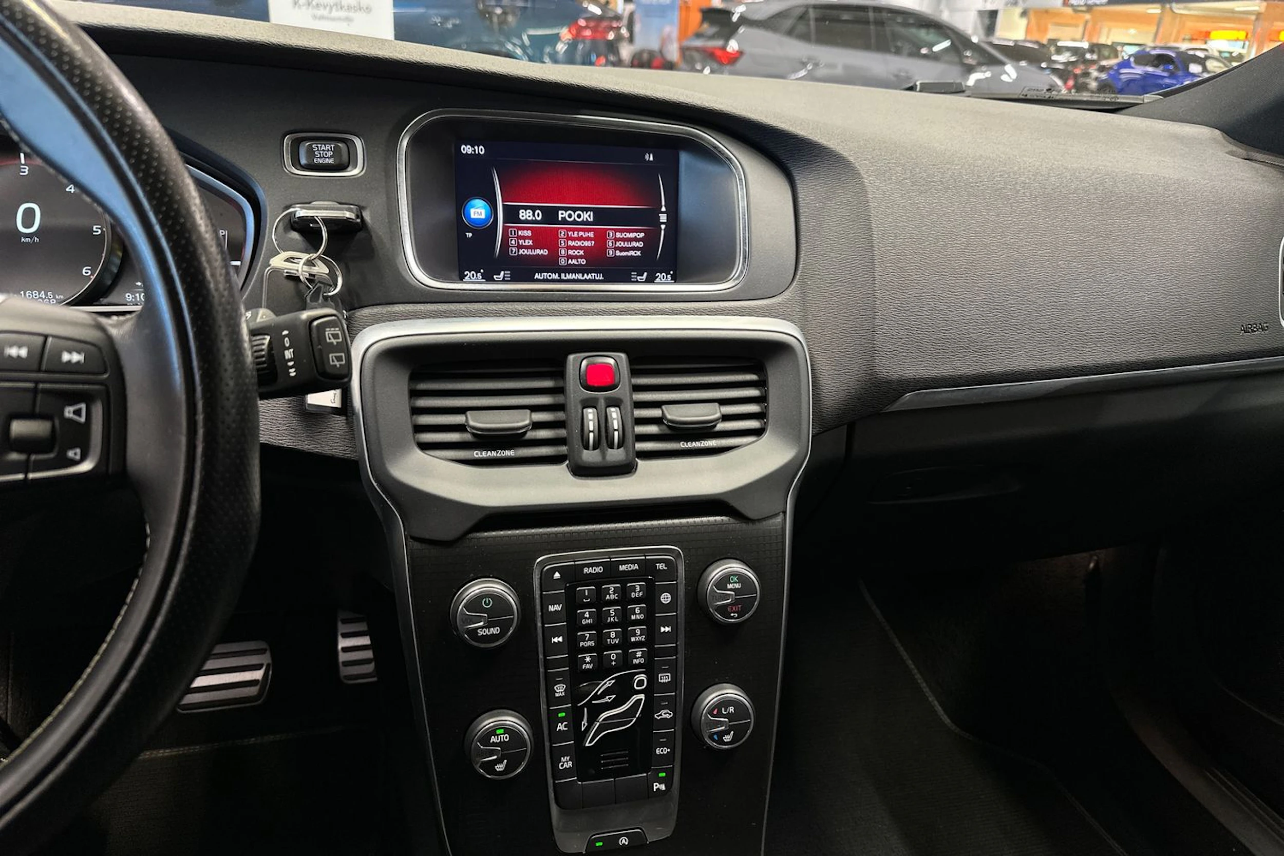 valkoinen Volvo V40 2018 kuva 15.