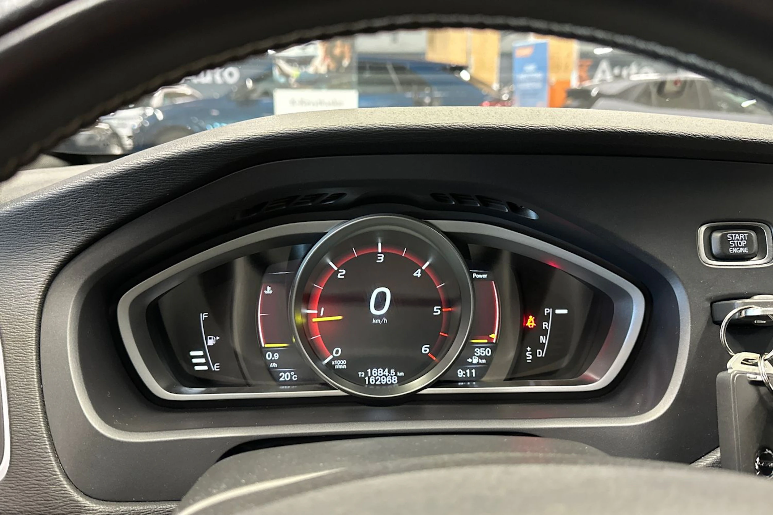 valkoinen Volvo V40 2018 kuva 16.