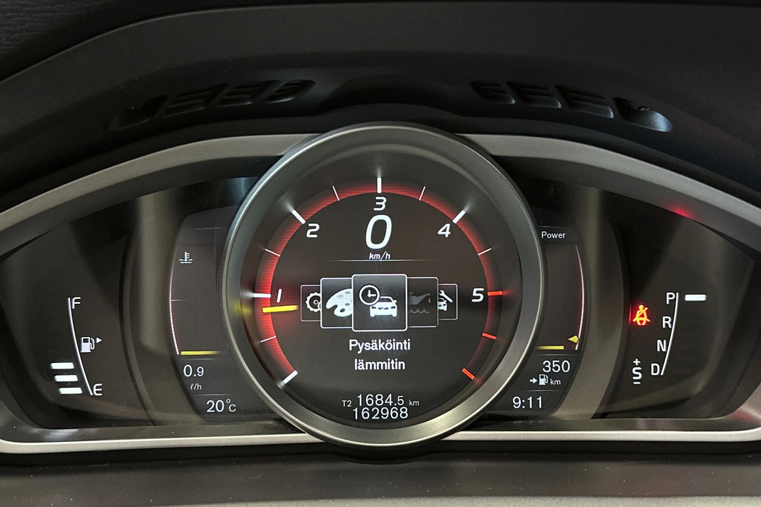 valkoinen Volvo V40 2018 kuva 17.