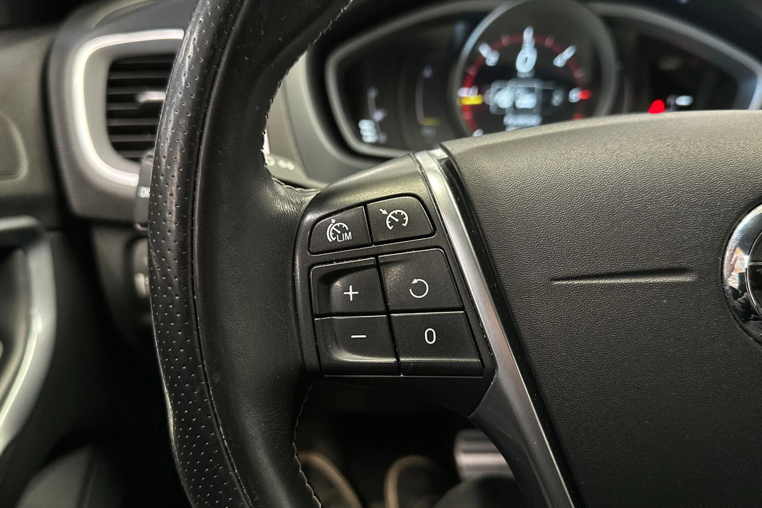 valkoinen Volvo V40 2018 kuva 18.