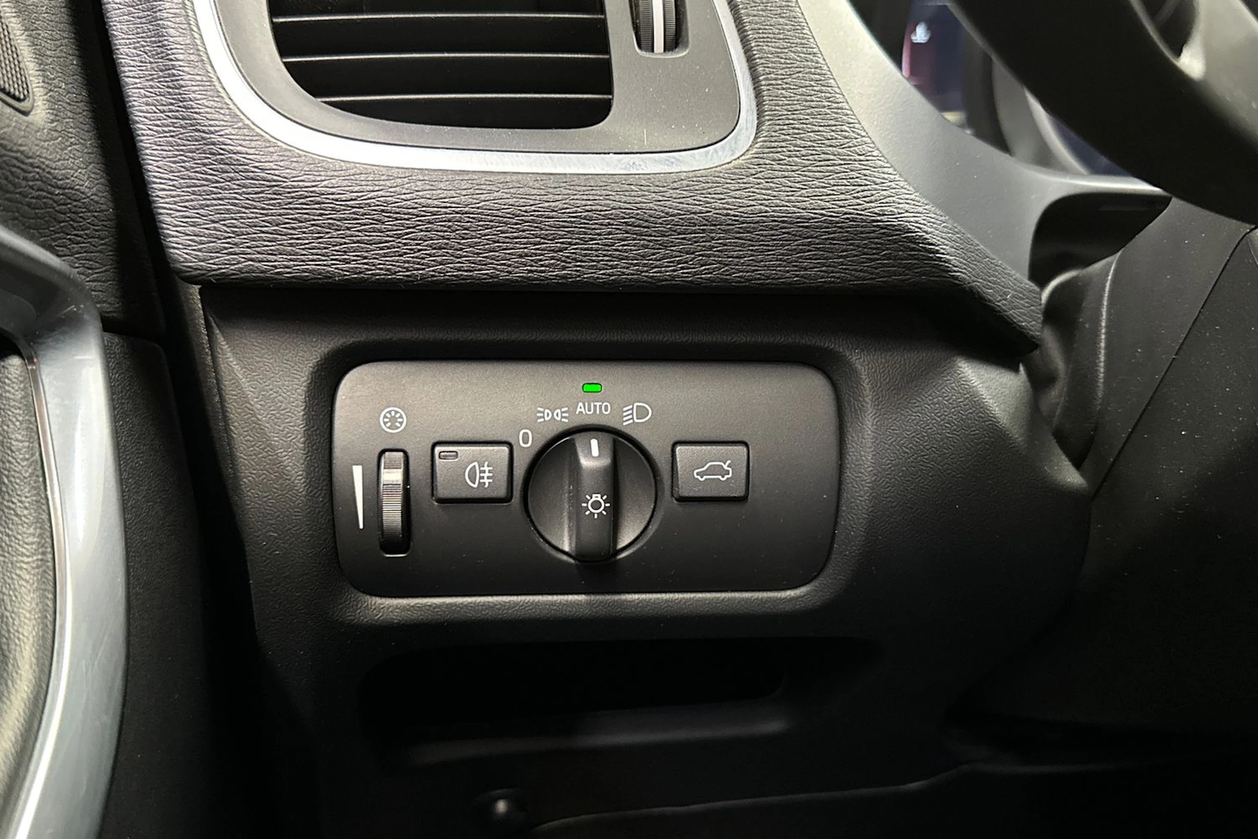 valkoinen Volvo V40 2018 kuva 20.