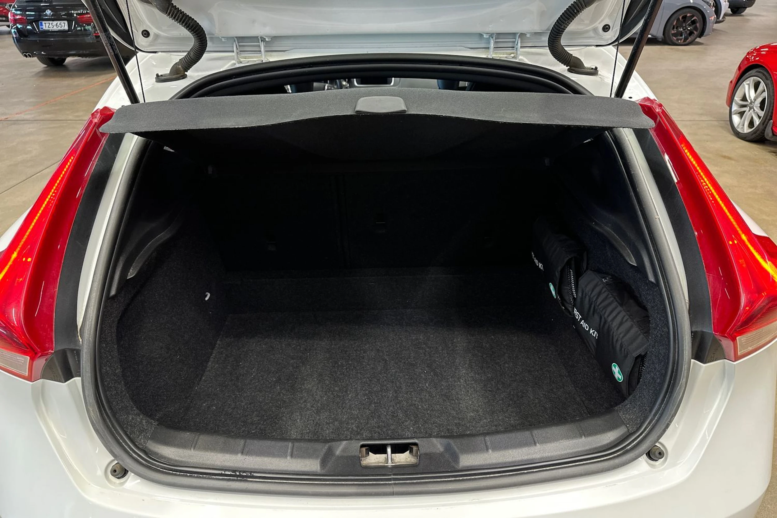 valkoinen Volvo V40 2018 kuva 21.