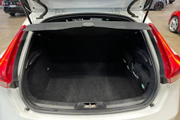 valkoinen Volvo V40 2018 kuva 21.