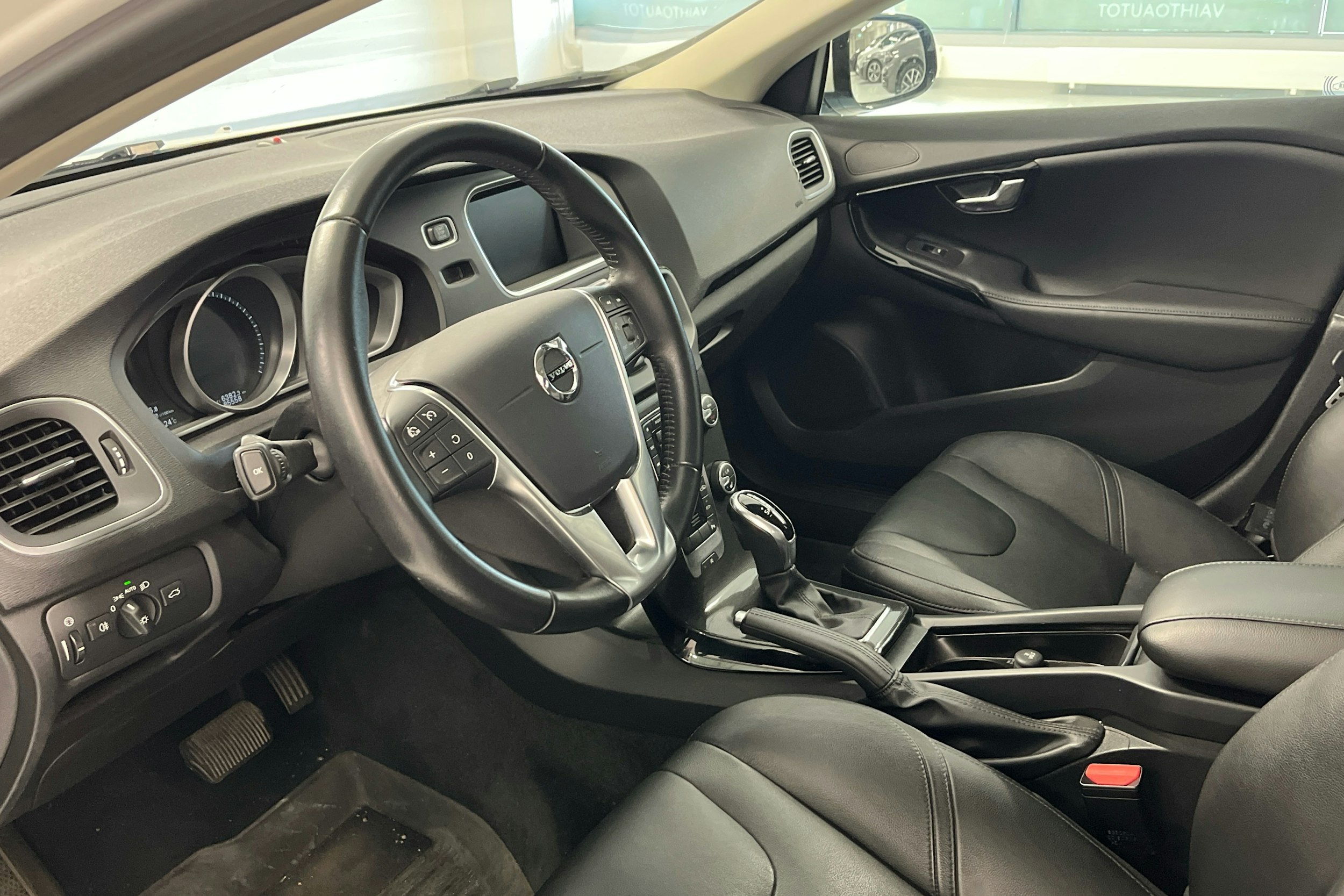 valkoinen Volvo V40 2018 kuva 3.