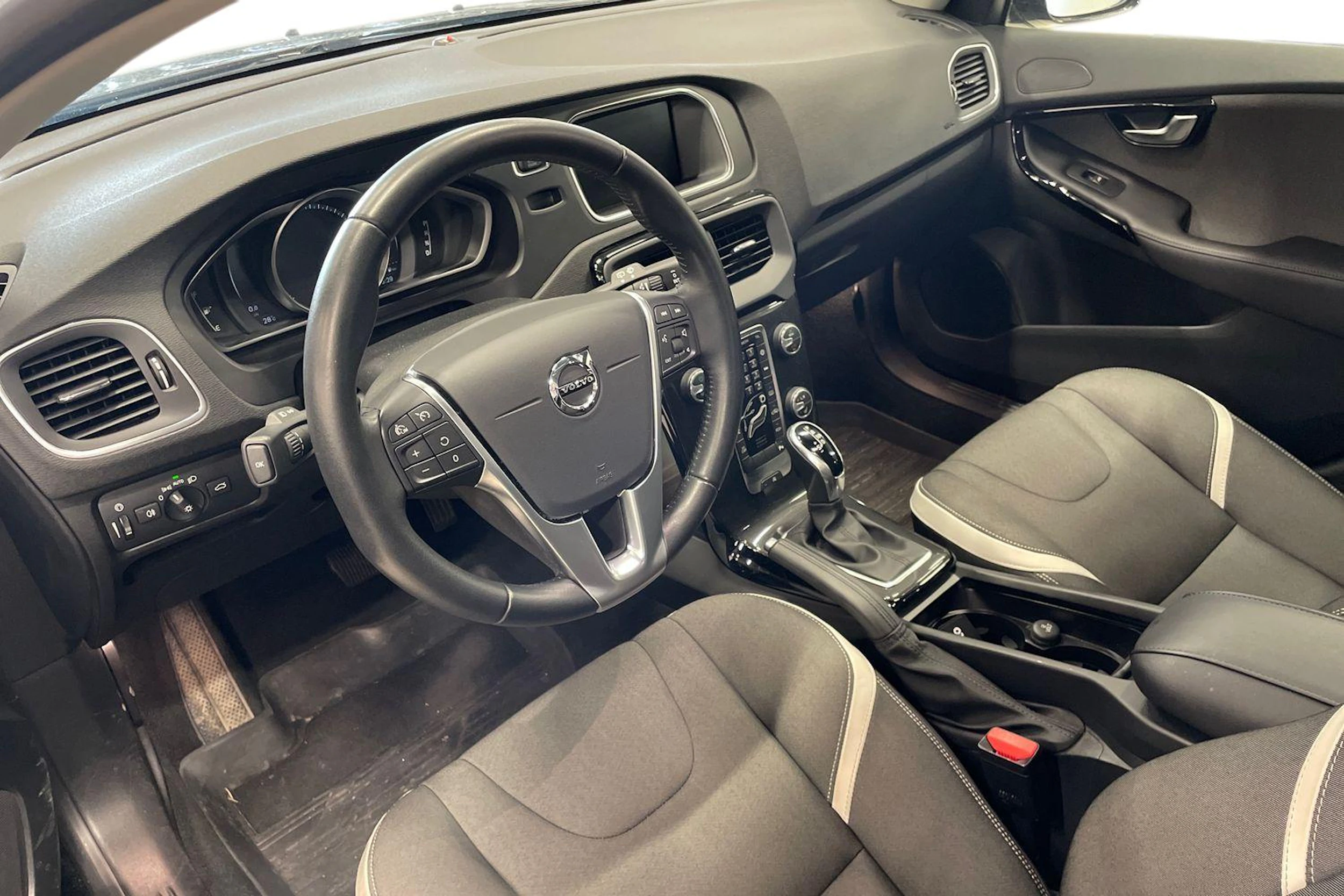 musta Volvo V40 2019 kuva 3.