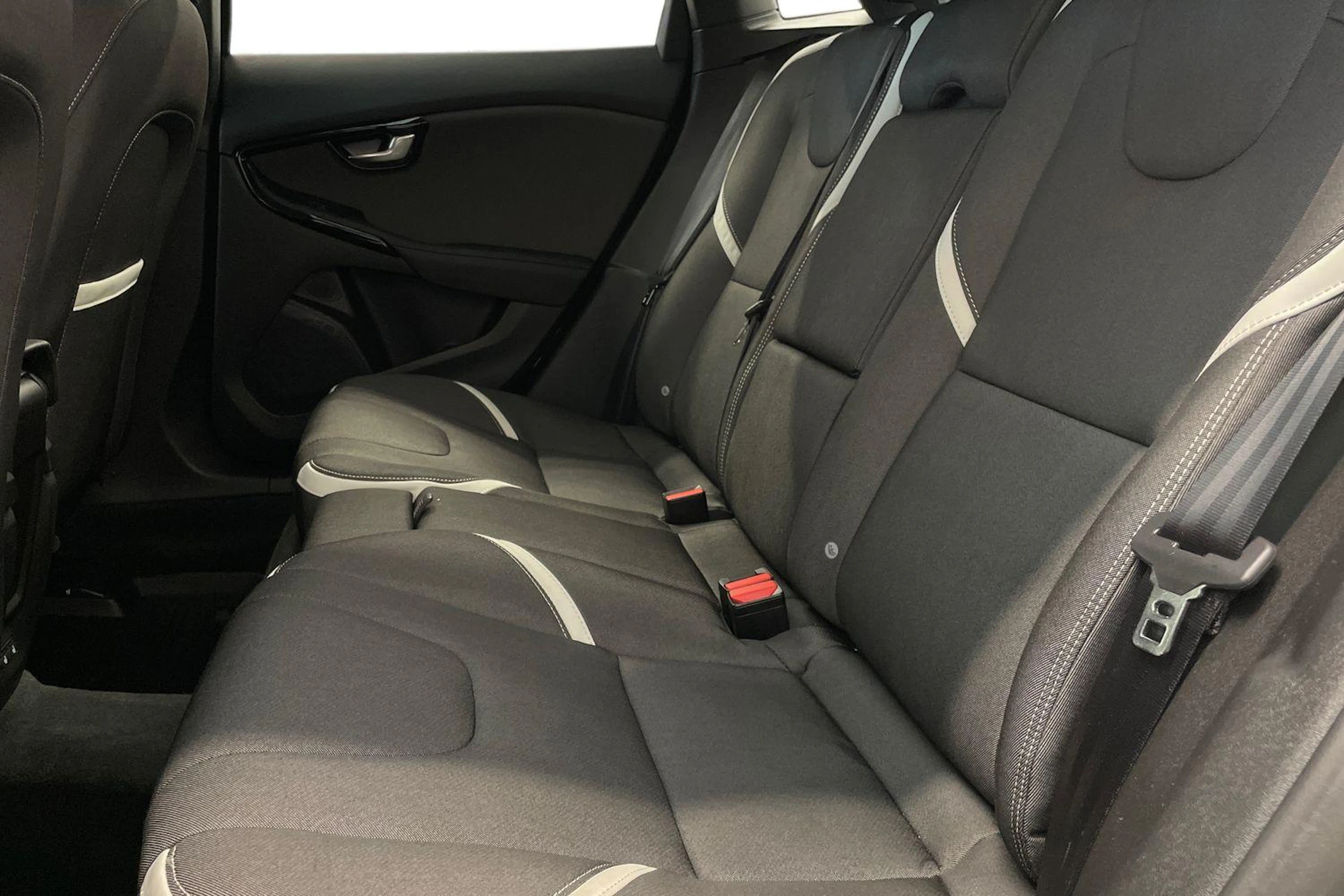 musta Volvo V40 2019 kuva 8.