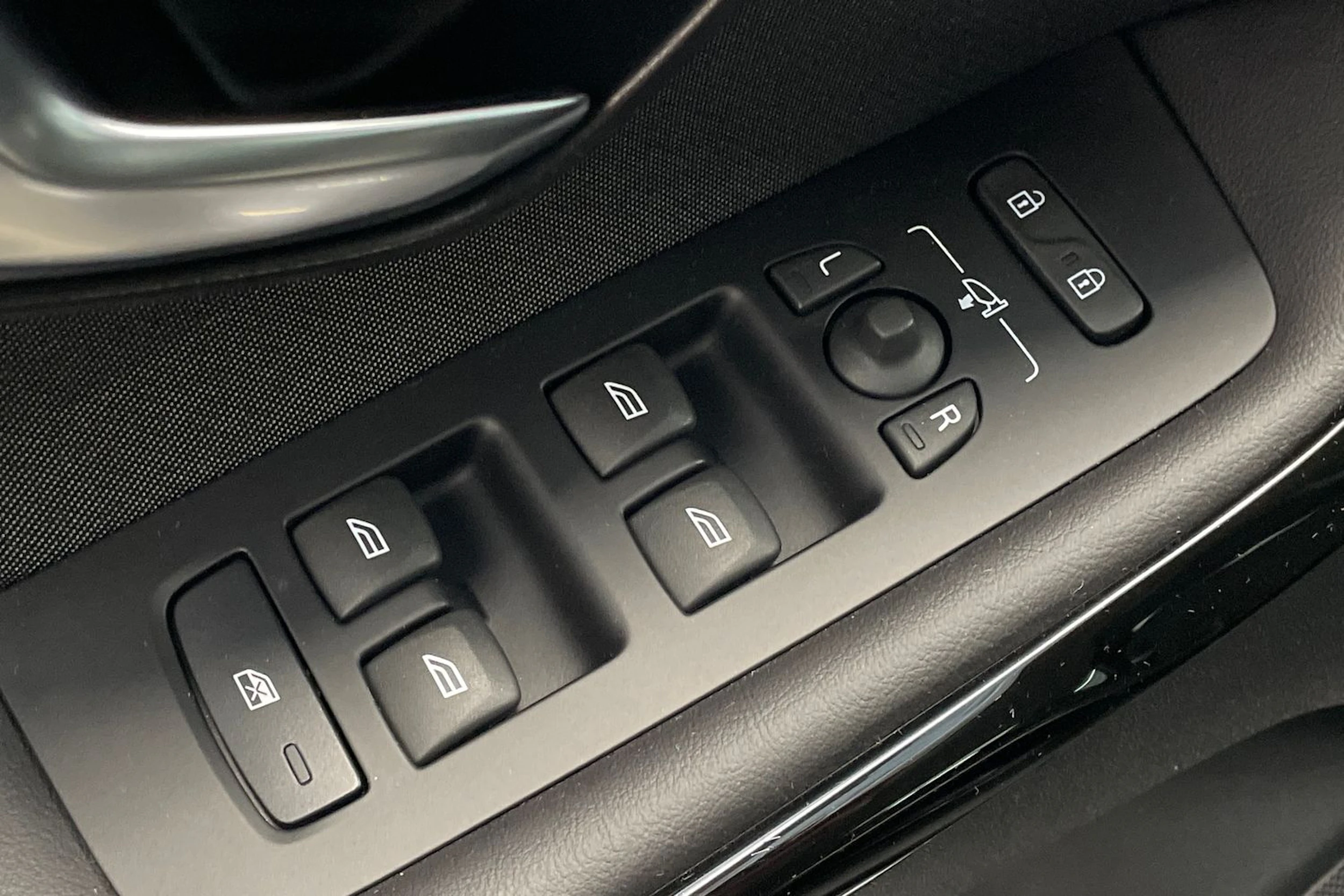 musta Volvo V40 2019 kuva 11.