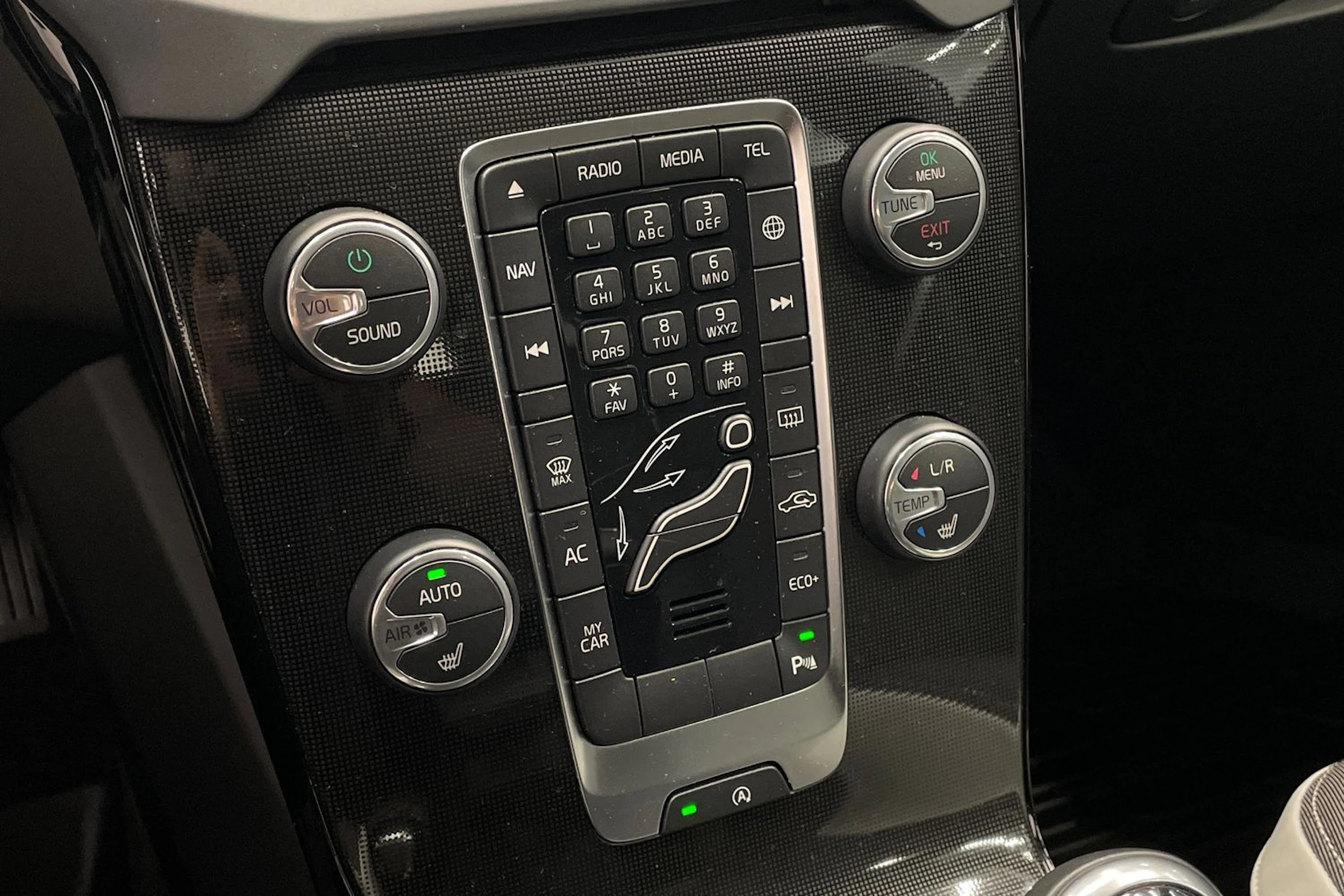 musta Volvo V40 2019 kuva 17.